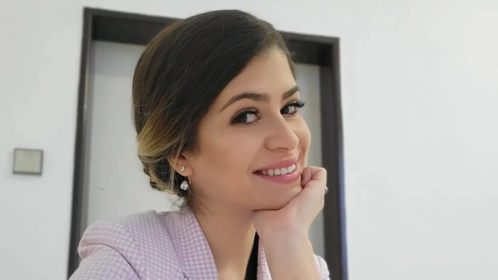 "Pamätáte si na ten pocit, ako sme sa báli zaklopať na dvere zborovne? Vtedy by mi asi ani nenapadlo, že raz budem na tej opačnej strane dverí 🙈🤣Pančelka- deň druhý,"napísala šťastná Vanessa.