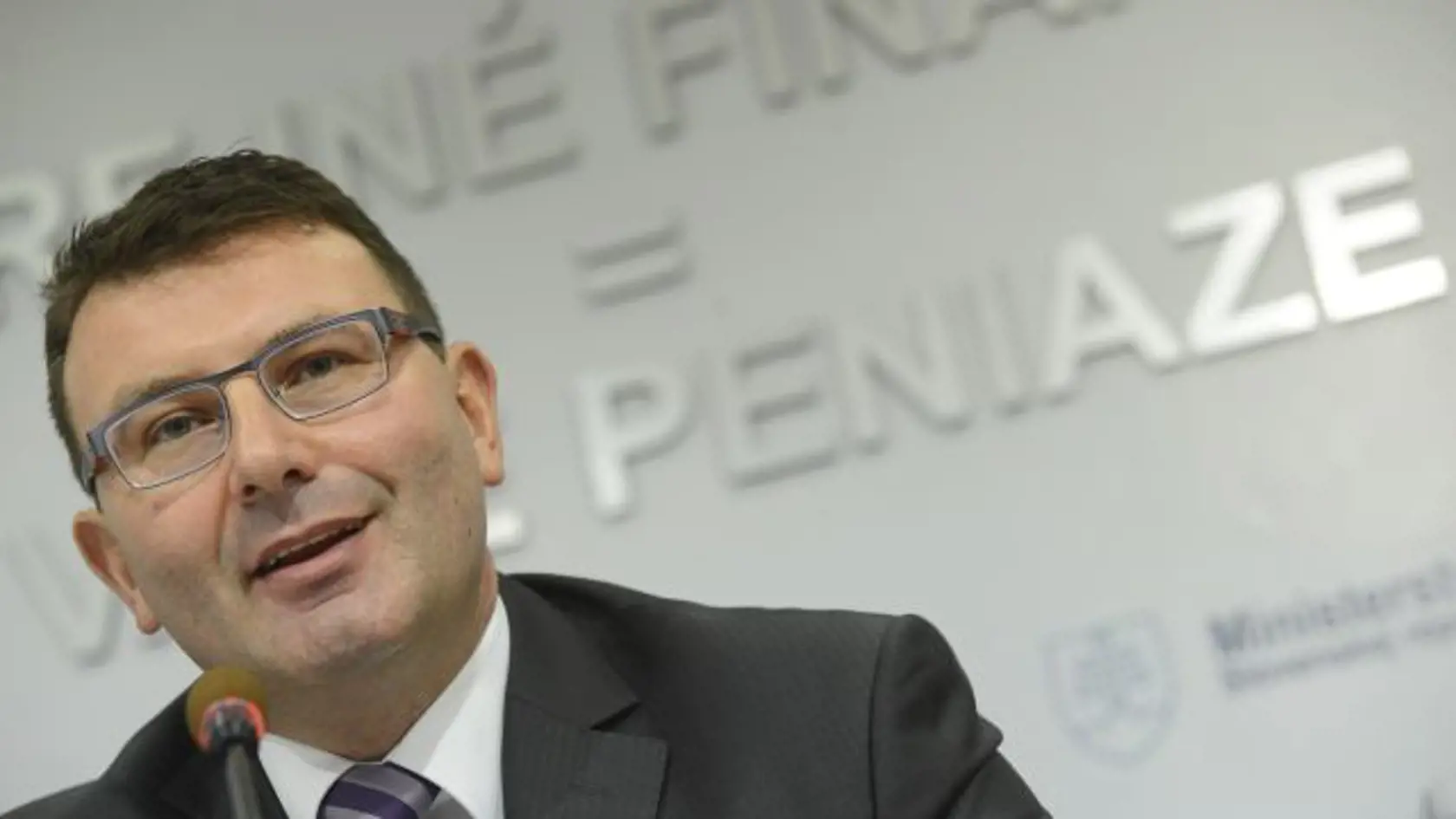 Na snímke je bývalý prezident Finančnej správy SR František Imrecze počas tlačovej konferencie.