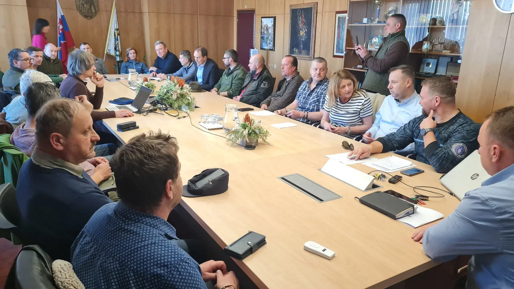 Na snímke rokovanie krízového štábu v Liptovskom Mikuláši po ataku agresívneho medveďa na obyvateľov v centre mesta Liptovský Mikuláš 17. marca 2024.