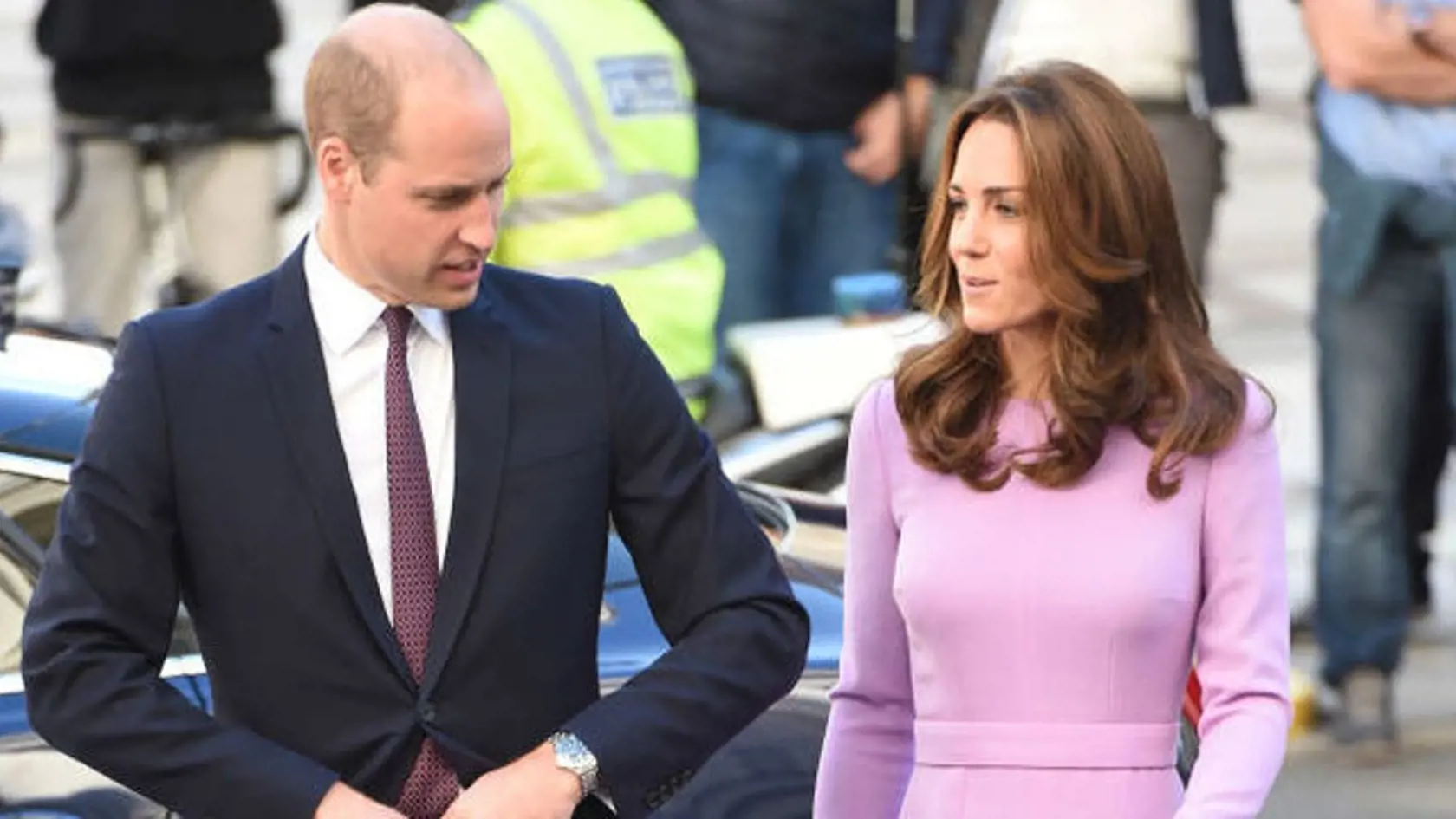 Od svadby princa Williama (36) a Kate Middleton (36) ubehlo už 7 rokov. Spoznali sa ešte na vysokej škole v Londýne. Po zoznámení a krátkom randení si dali pauzu, vedeli ste, že to bolo kvôli tejto zvodnej blondínke? Mohla sa práve ona stať vojvodkyňou?