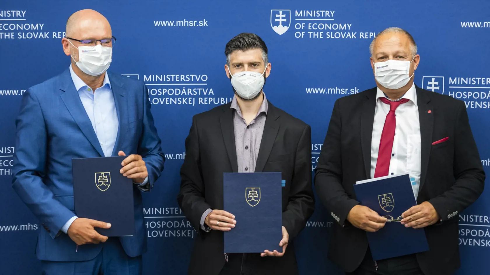 Na snímke je zľava minister hospodárstva SR a prvý podpredseda vlády pre ekonomiku SR Richard Sulík (SaS), zástupca spoločnosti Ziegler Group Andreas Sandner a konateľ spoločnosti MH Invest Boris Kačáni počas podpísania memoranda o spolupráci o investícii v priemyselnom parku v Rimavskej Sobote medzi spoločnosťou Ziegler Group, Ministerstvom hospodárstva SR a spoločnosťou MH Invest v Bratislave.