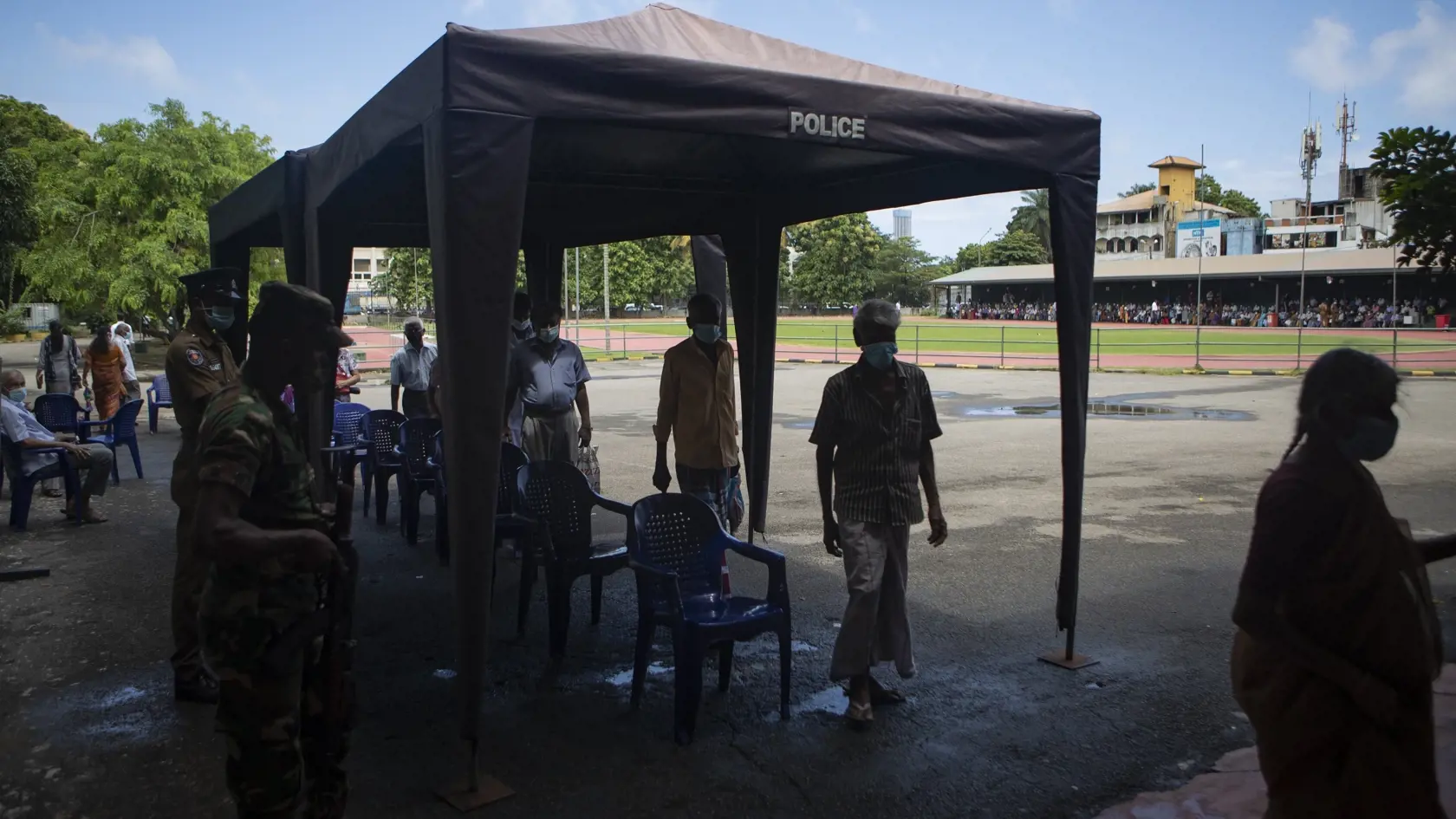 JB 39 Kolombo - Starší Srílančania čakajú na druhú dávku vakcíny proti koronavírusu Covishield, indickej verzie AstraZenecy počas verejného očkovania vodičov v Kolombe 30. júna 2021. FOTO TASR/AP 

Elderly Sri Lankans wait to receive their second dose of Covishield, Serum Institute of India's version of the AstraZeneca vaccine, during a public vaccination drive in Colombo, Sri Lanka, Wednesday, June 30, 2021. (AP Photo/Eranga Jayawardena)