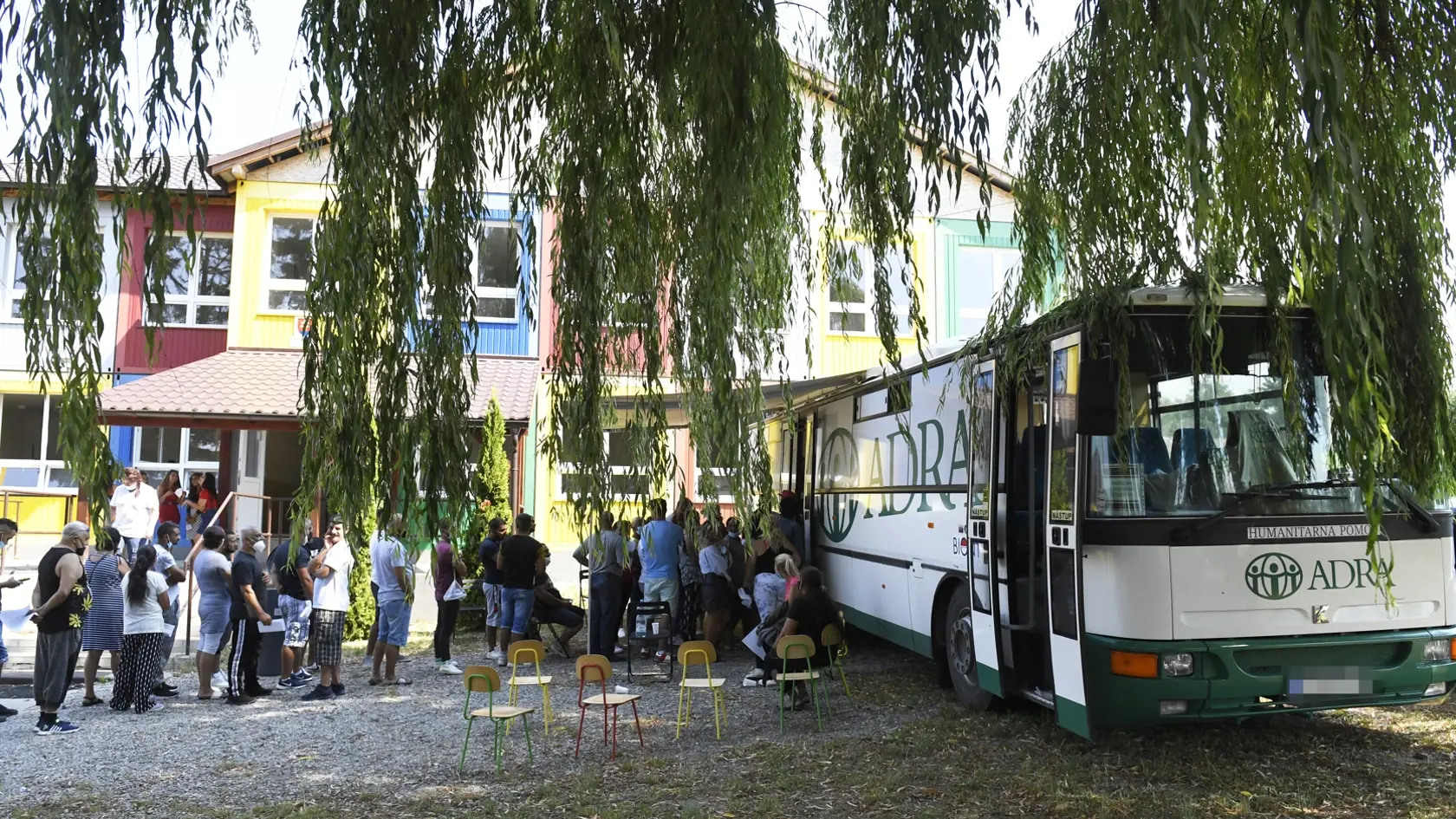 Na snímke ľudia stoja v rade na očkovanie proti ochoreniu COVID-19 v rámci pilotného projektu mobilného očkovania v teréne pod záštitou Ministerstva školstva, vedy, výskumu a športu (MŠVVŠ) SR v priestoroch základnej školy v obci Kecerovce, v okrese Košice-okolie v pondelok  12. júla 2021. Ministerstvo robí maximum pre to, aby školy mohli ostať otvorené celý budúci školský rok.  FOTO TASR – František Iván