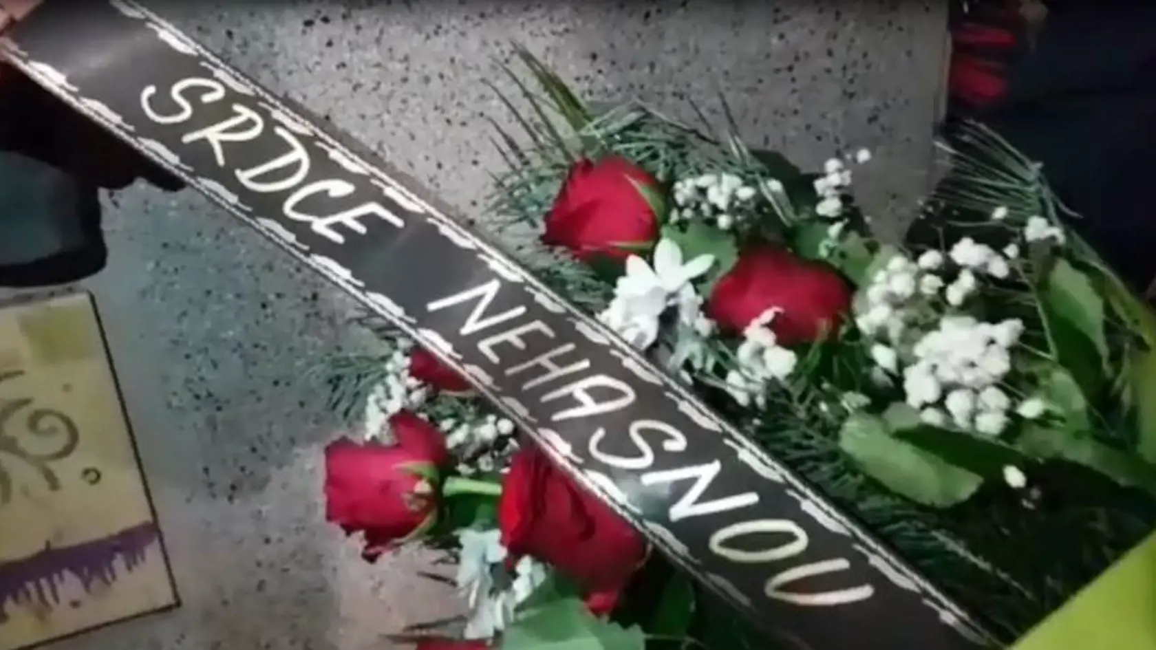 Na mnohých smútočných vencoch bol nápis Srdca nehasnou. Podľa Karlovej poslednej pesničky, ktorú naspieval s dcérou Charlottkou.