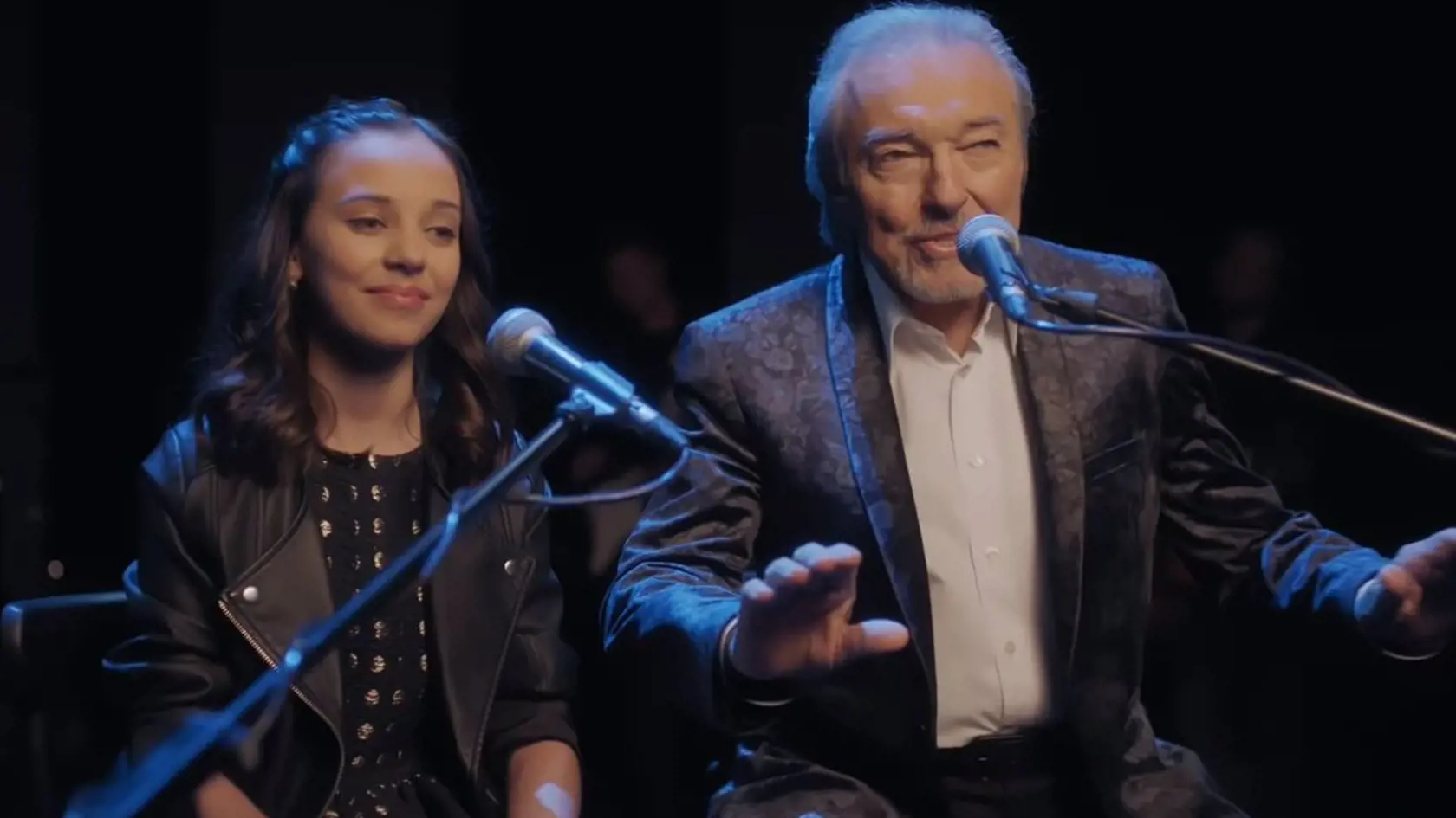 Český spevák Karel Gott (79) svojej dcére Charlotte (13) dal ten najkrajší darček - naspieval s ňou spoločné dueto „Srdce nehasnou“.