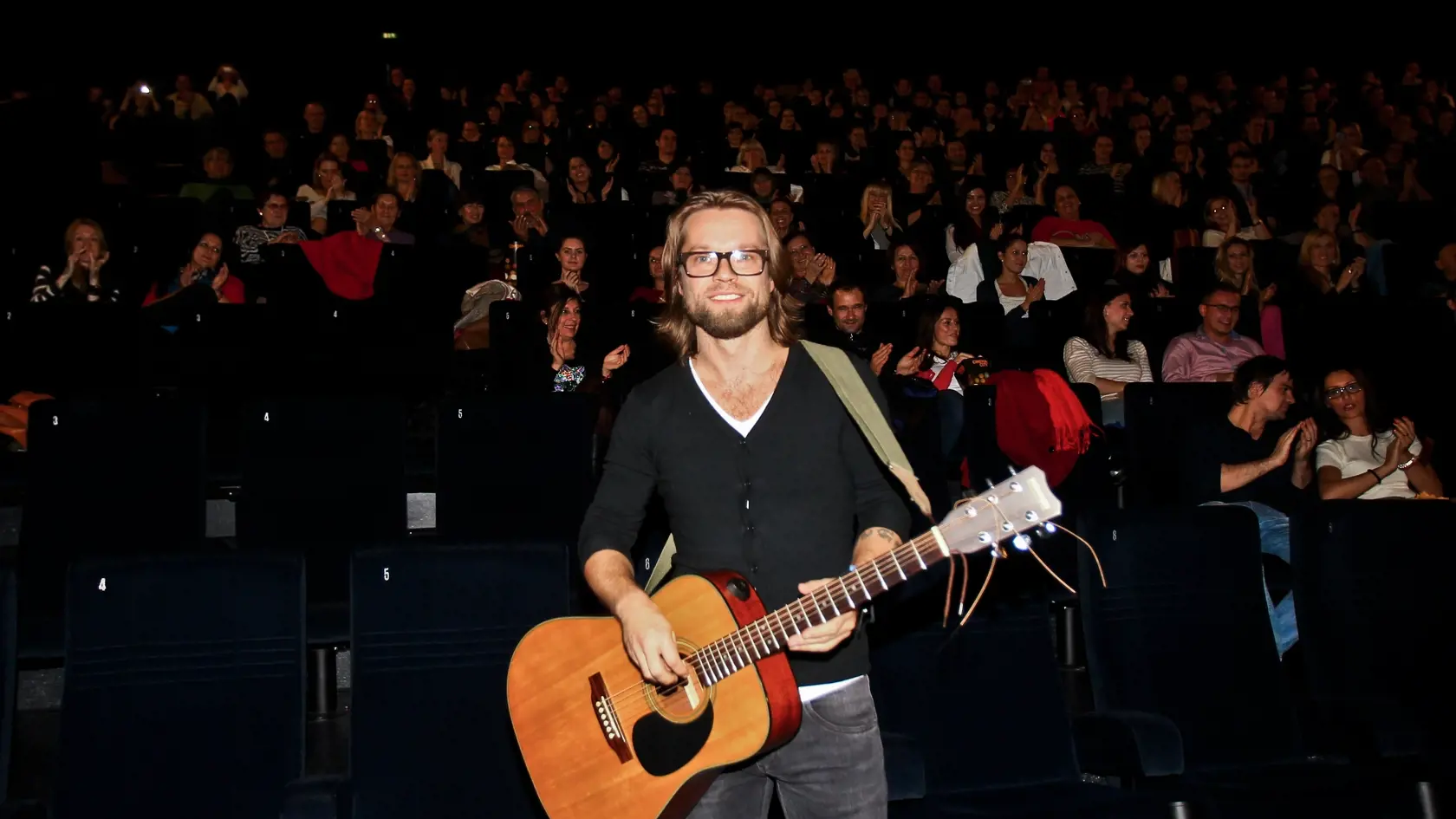 Na snimke Richard Krajco pocas premiery noveho ceskeho filmu s nazvom Kridla Vanoc.