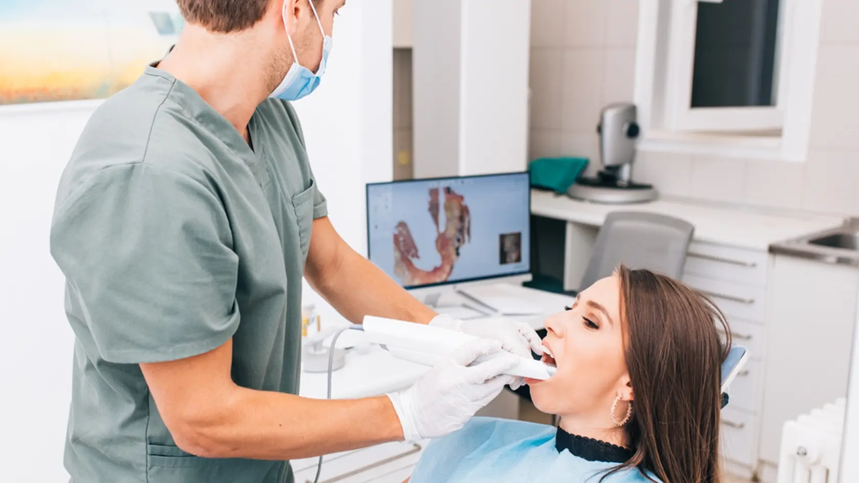 Ľudia sa nechávajú oklamať na zubných klinikách. Verejný ochranca práv preto dáva do pozornosti ich práva, ak ide o preventívnu zubnú prehliadku a vykonávanie spoplatnených RTG snímok.