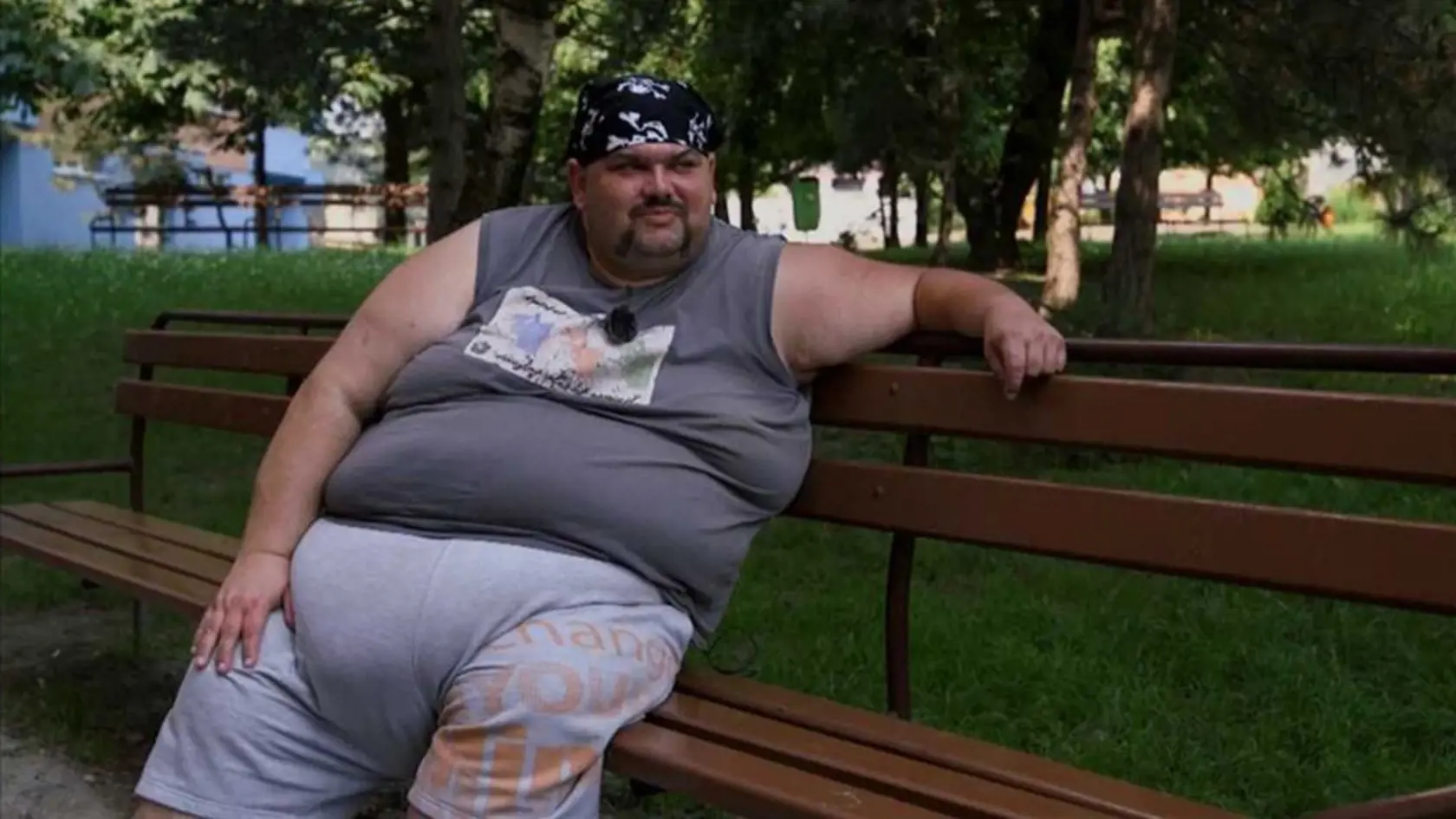 Michal váži 219 kilogramov.
