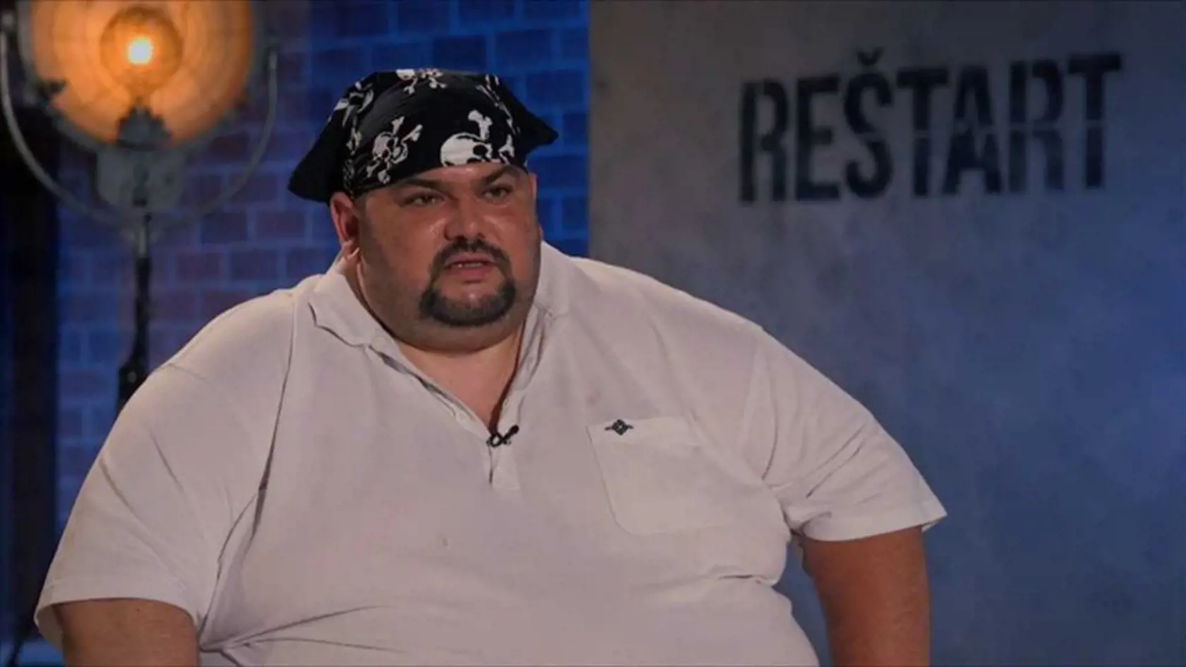 Michal váži 219 kilogramov.