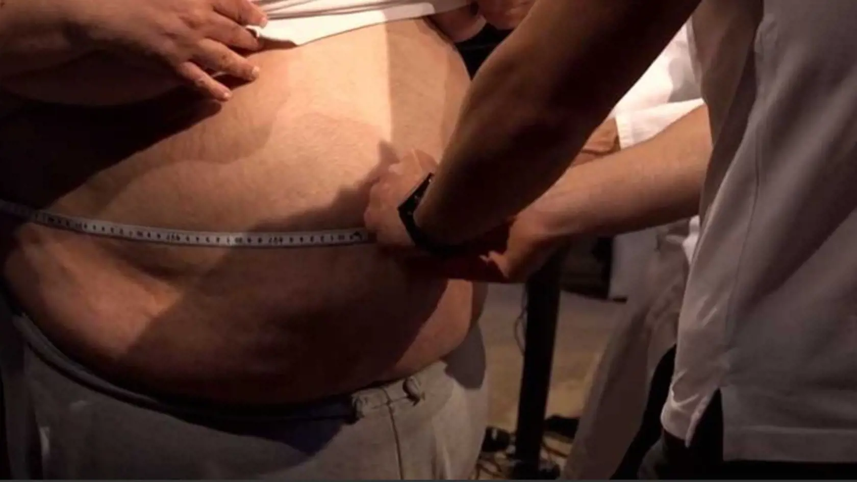 Michal váži 219 kilogramov.