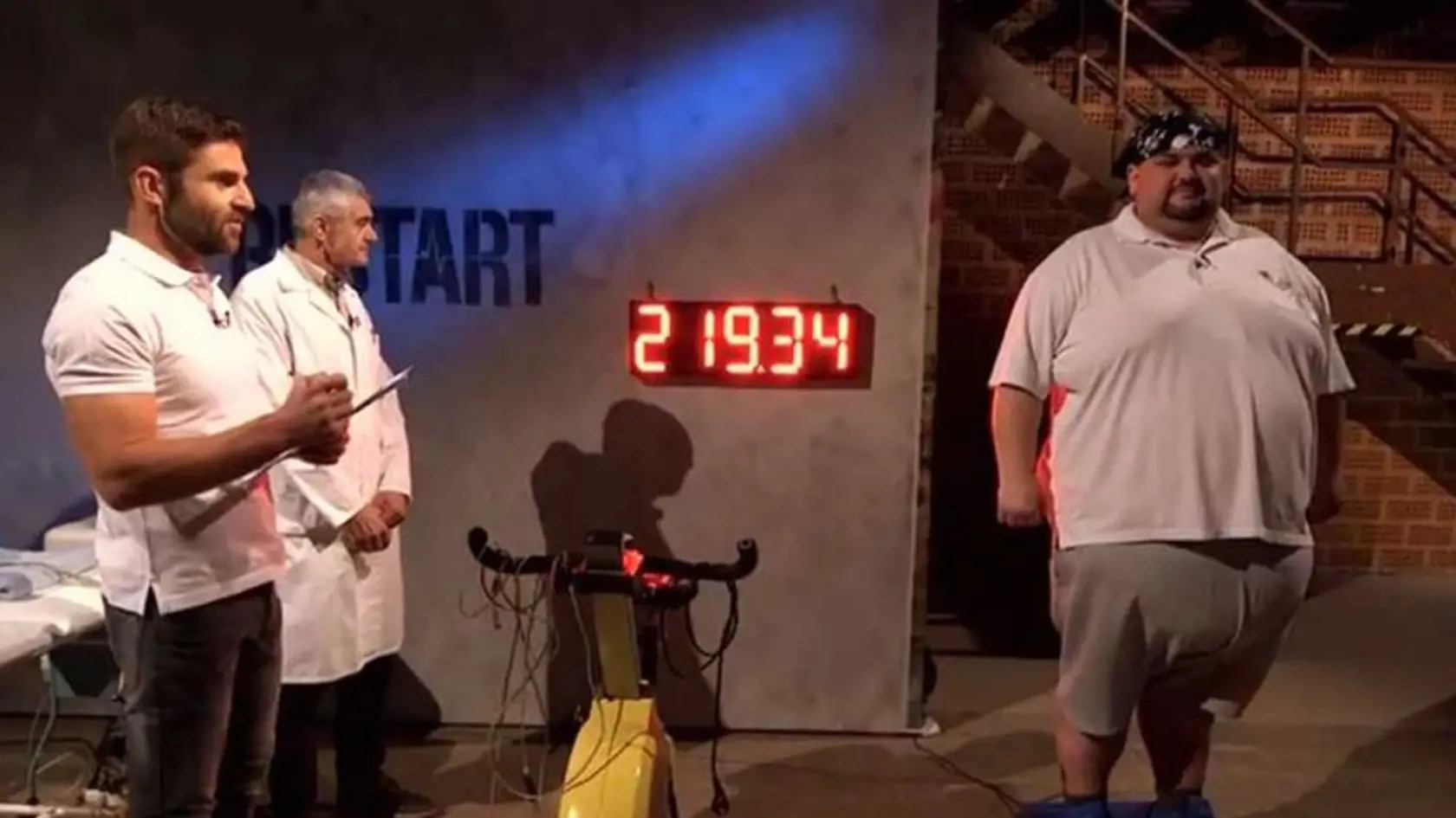 Michal váži 219 kilogramov.