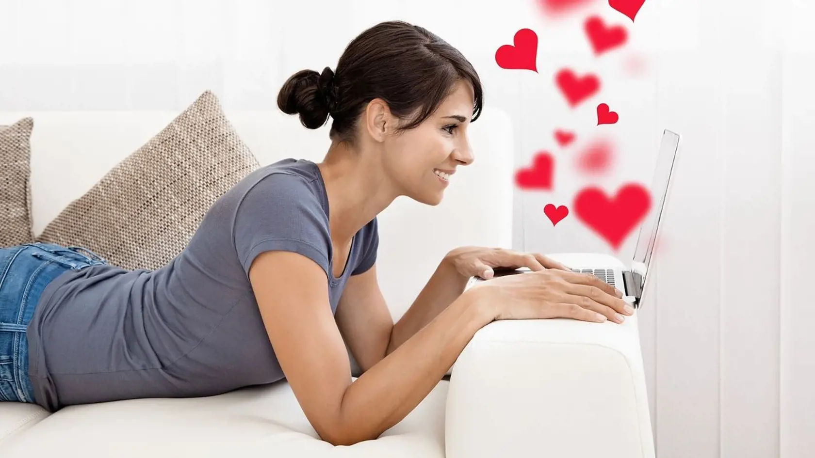 Internet hrá  v súčasnosti dôležitú  rolu aj vo vzťahoch, pretože nech sa zoznámime  akokoľvek,  práve on je  tou barličkou,  cez ktorú vzťahy  ďalej budujeme  a rozvíjame. 