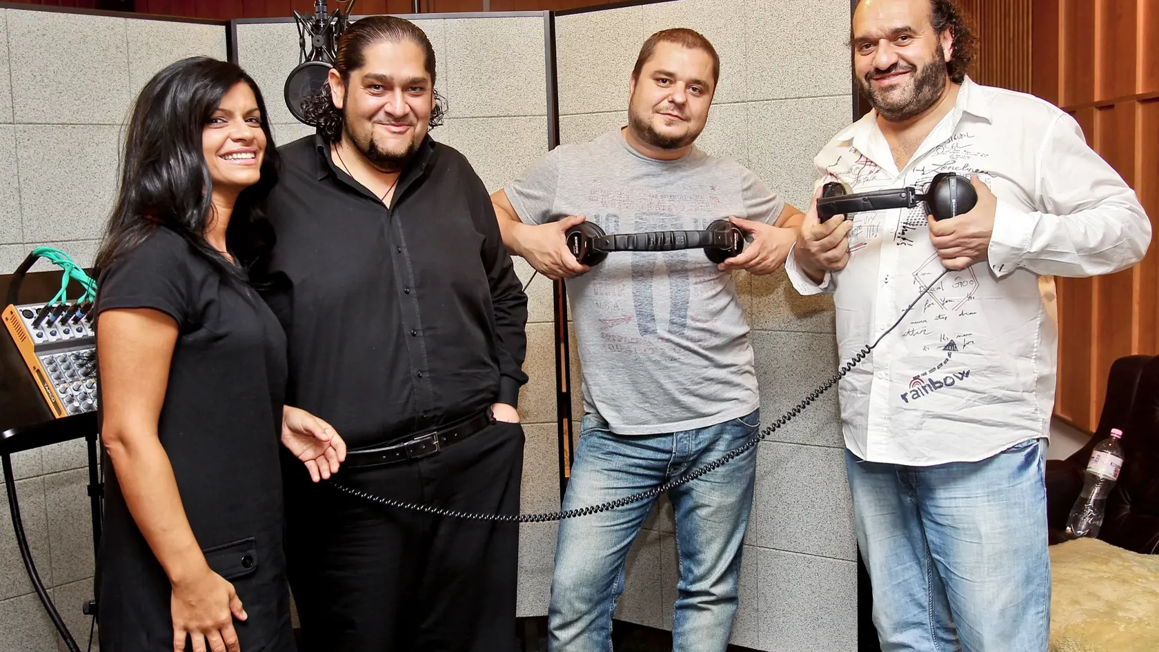 Na snimke zlava violoncelistka Silvia Sarkoziova, lider hudobnej skupiny DESMOD Mario Kuly Kollar, cimbalovy hrac Ernest Sarkozi a hrac na violu Jozef Farkas pocas nahravania specialnej verzie piesne Laviny, ktora bude sluzit ako promo k spolocnemu projektu nitrianskej kapely a zoskupenia Ciganski diabli v ramci spolocneho Rock & Ethno IMAO Tour 2012.