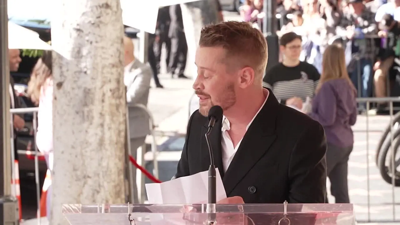 Kto z nás by nepoznal chutného Kevina, ktorý zostal sám doma. Ikonické filmy si zamilovali milióny ľudí po celom svete. Ako však vyzerá Macaulay Culkin (43) dnes? Veru, mali by ste čo robiť, aby ste ho spoznali.