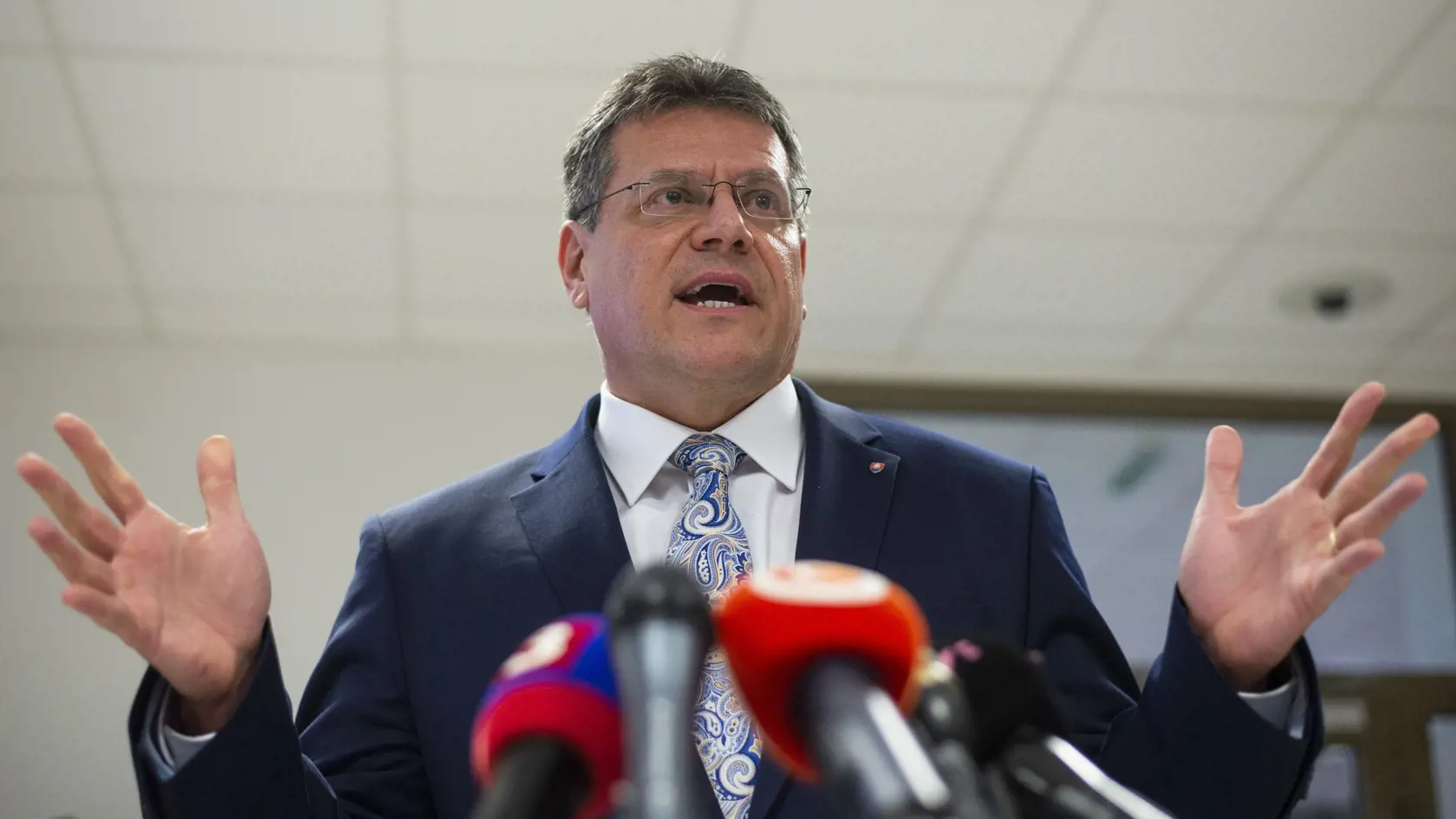 Maroš Šefčovič: "Čo sa týka prejavu neverbálnej komunikácie je priamy, vecný, jasný, zrozumiteľný. Je veľmi silný v argumentácii, dokáže zaujať a vie, čo je jeho cieľ. Má vnútorné odhodlanie, schopnosť úspešne veci riešiť do výsledkov. Vie ľudí okolo seba nadchnúť, motivovať, niekedy aj za cenu dlhodobého presviedčania. Čo sa týka kontextu reči tela jeho silnými stránkami sú analýza, systematickosť, rešpekt iných, zmysel pre precizivitu, vie sa pozrieť na výsledky strategicky. Vie vyjednávať, dokáže zaujať aj presvedčiť. Jeho slabými stránkami možnosť ovplyvňovania jeho osoby autoritami, jeho emočné prežívanie je vyššie, avšak navonok tieto emócie neprejavuje. Niekedy je viac strojený, má nižšiu mieru spontaneity a môže byť menej uveriteľný v konaní a správaní," myslí si odborníčka na neverbálnu komunikáciu Nora Lauková.