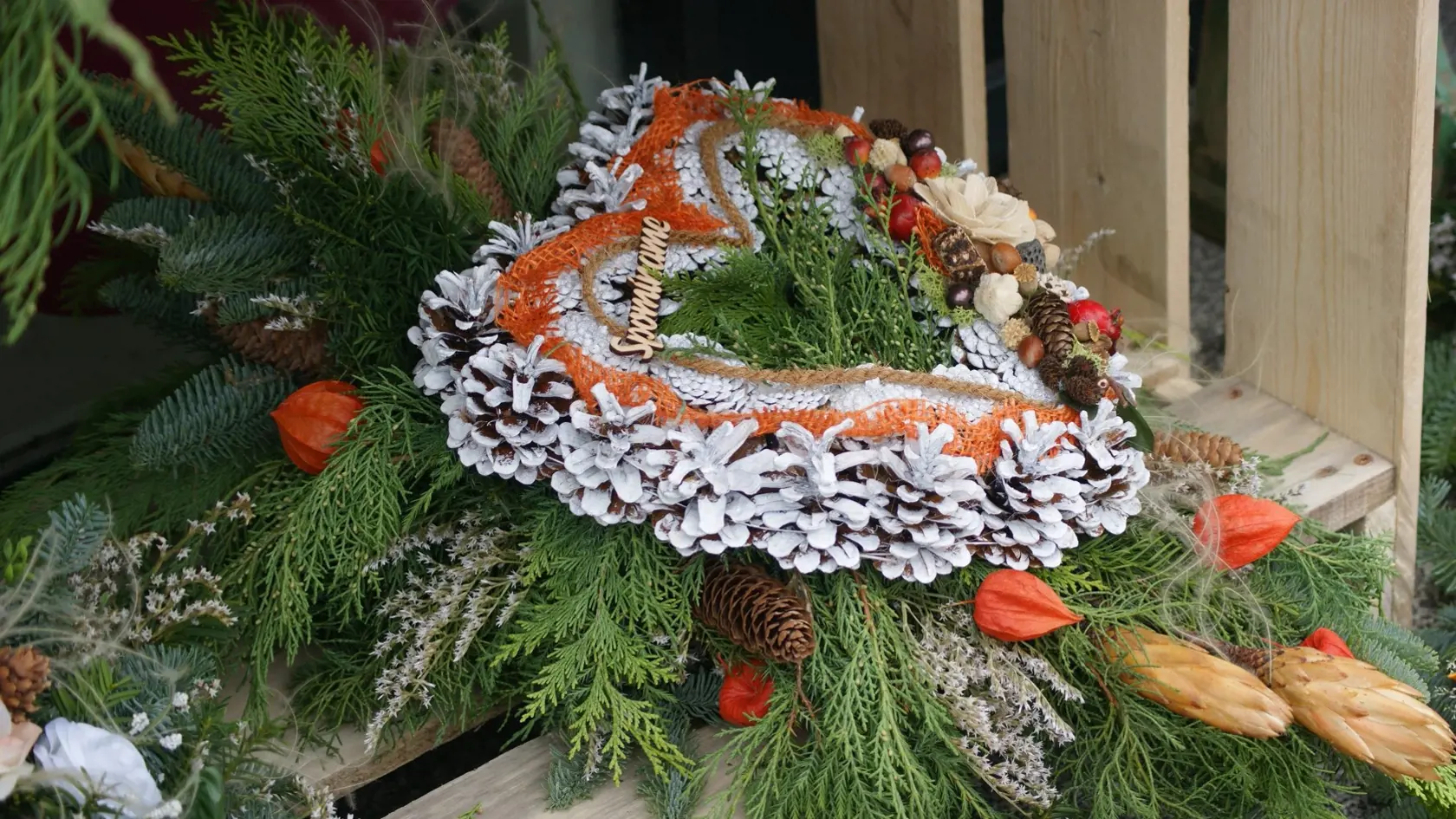 Podklad z tuje a čečiny, na vrch pridať srdiečko zo šišiek  a dekorácia je hotová.