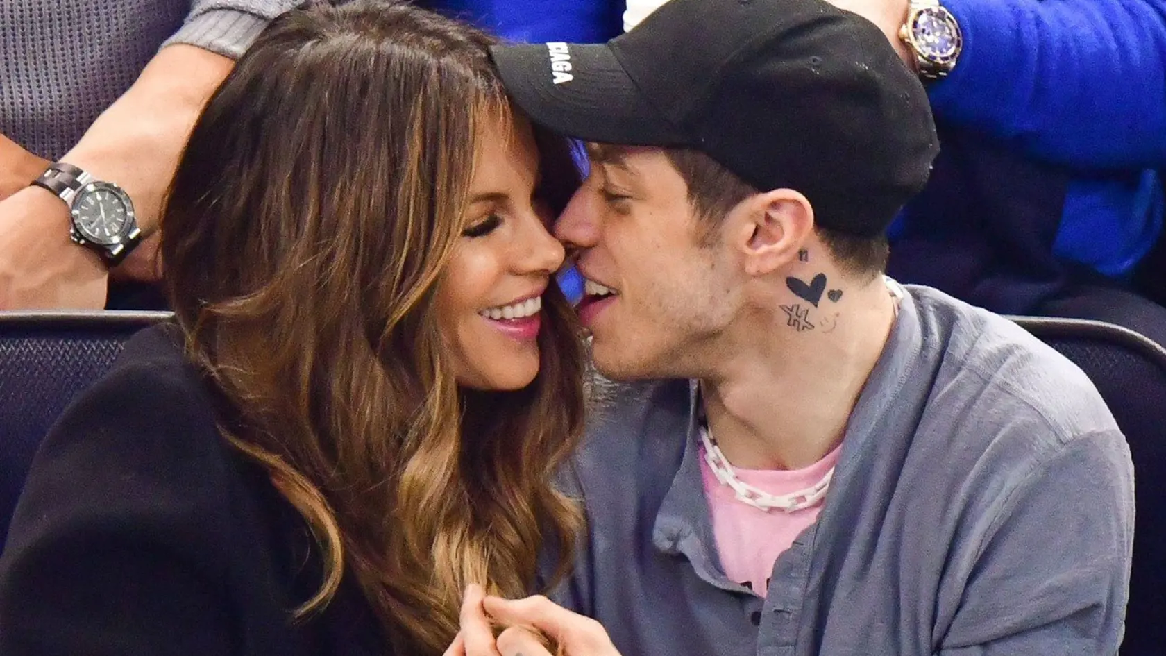 Kate Beckinsale a Pete Davidson sa počas športového zápasu v New Yorku poriadne odviazali.