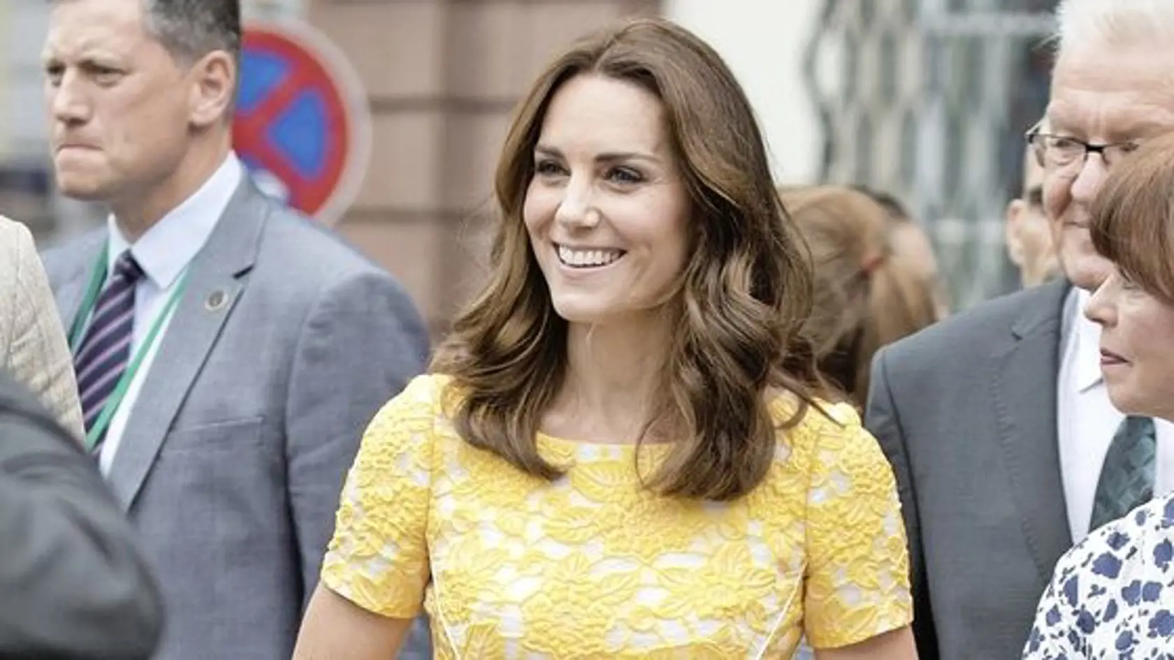 Kate sa oblieka elegantne.