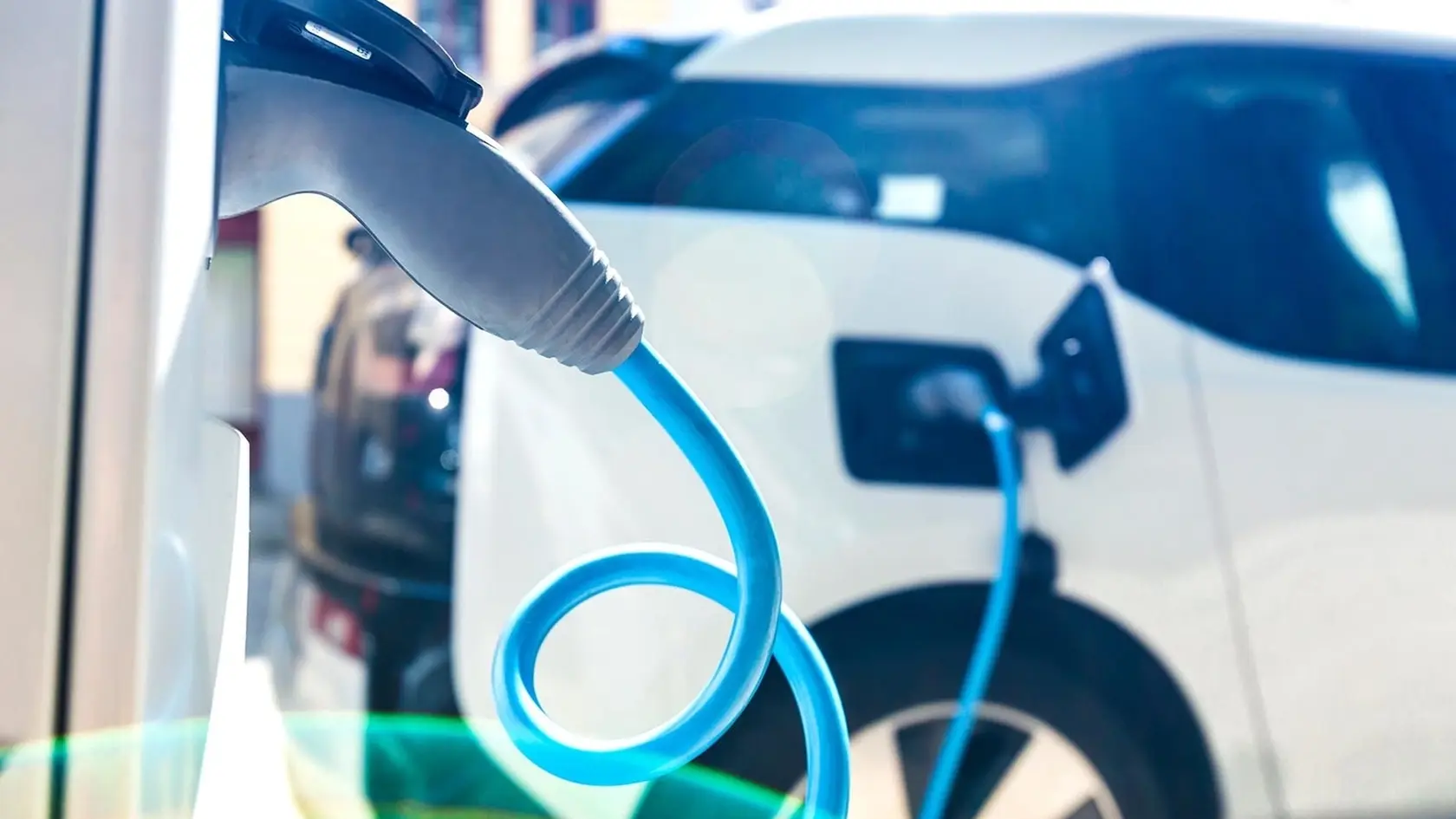 Plány Európskej únie zaviesť povinnosť využívať výlučne elektrické vozidlá vo firemných flotilách a autopožičovniach už od roku 2030 vyvolávajú vášnivé debaty. 