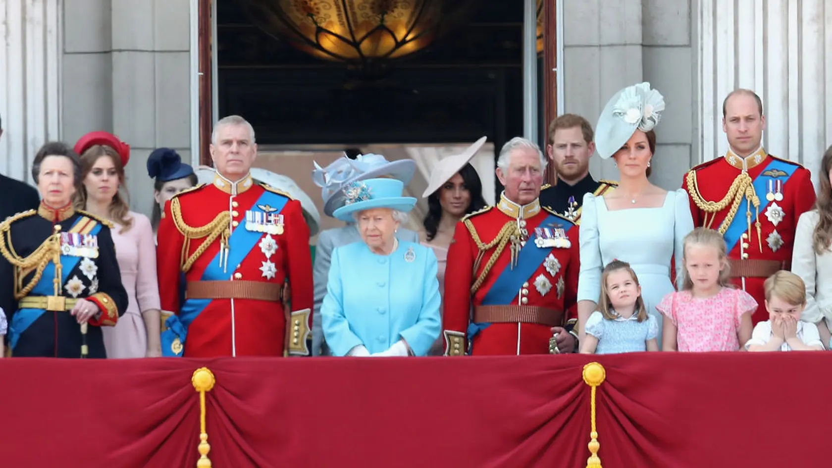 Meghan Markle a Kate Middleton sa pred kráľovskou svadbou Meghan a princa Harryho v roku 2018 pohádali kvôli šatám pre družičky. Meghan popiera, že by sa správala nevhodne a tvrdí, že ona je tá, ktorej ublížili.