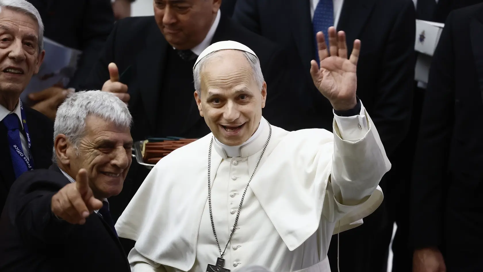 Pápež Lev XIV. máva fotografom počas stretnutia so zástupcami médií v Aule Pavla VI. vo Vatikáne.