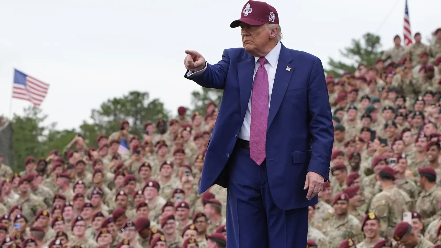 Na snímke americký prezident Donald Trump gestikuluje po prejave k vojakom pri príležitosti 250. výročia založenia americkej armády vo Fort Bragg v americkom štáte Severná Karolína 10. júna 2025.