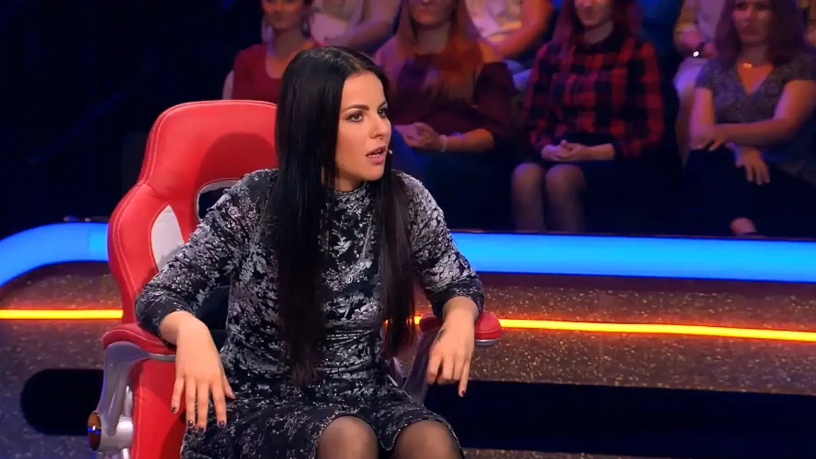 Knechtová sa v Chart Show správala ako odtrhnutá z reťaze, rozťahovala nohy a všetkým ukazovala nohavičky. 