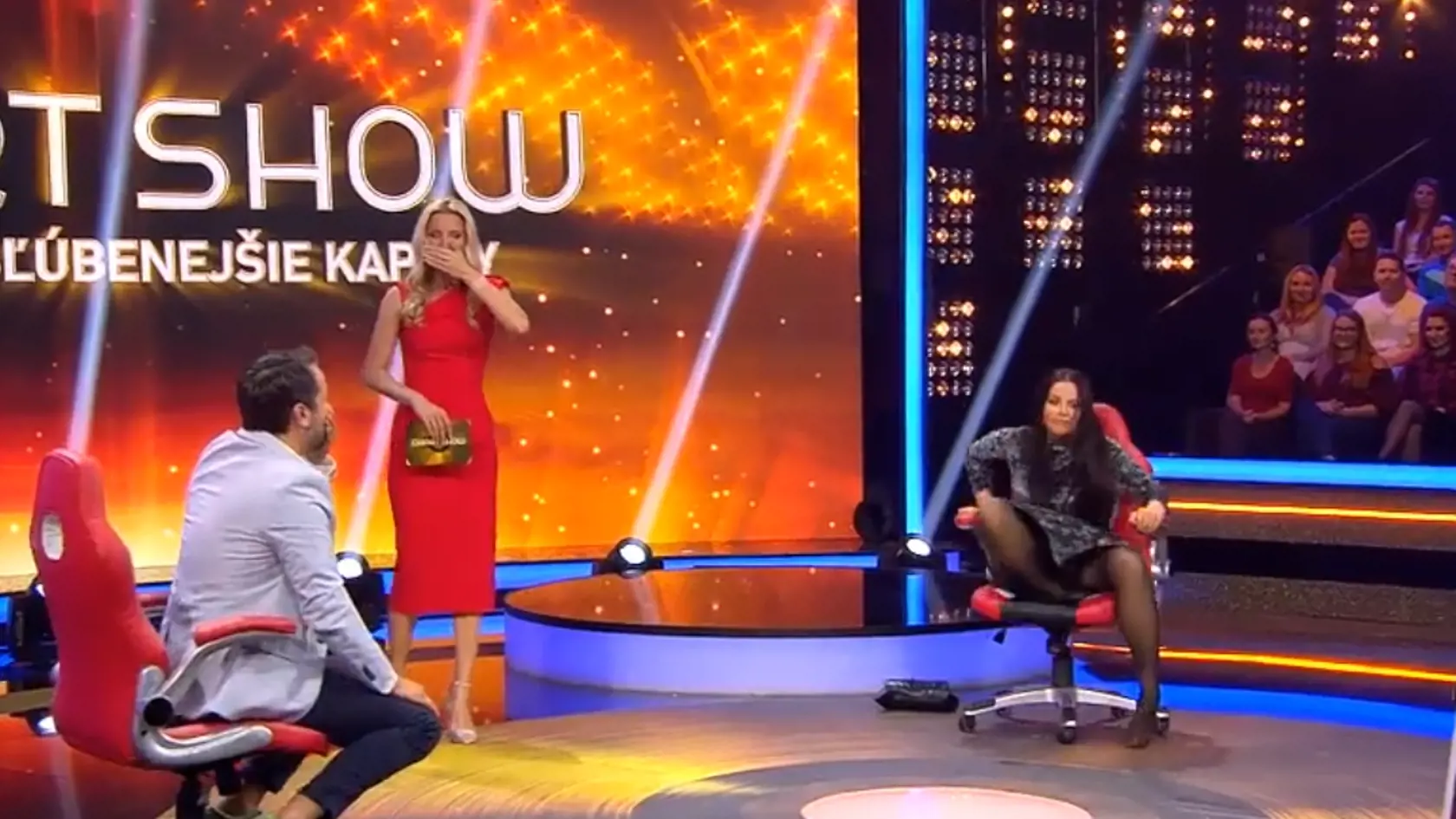 Knechtová sa v Chart Show správala ako odtrhnutá z reťaze, rozťahovala nohy a všetkým ukazovala nohavičky. 