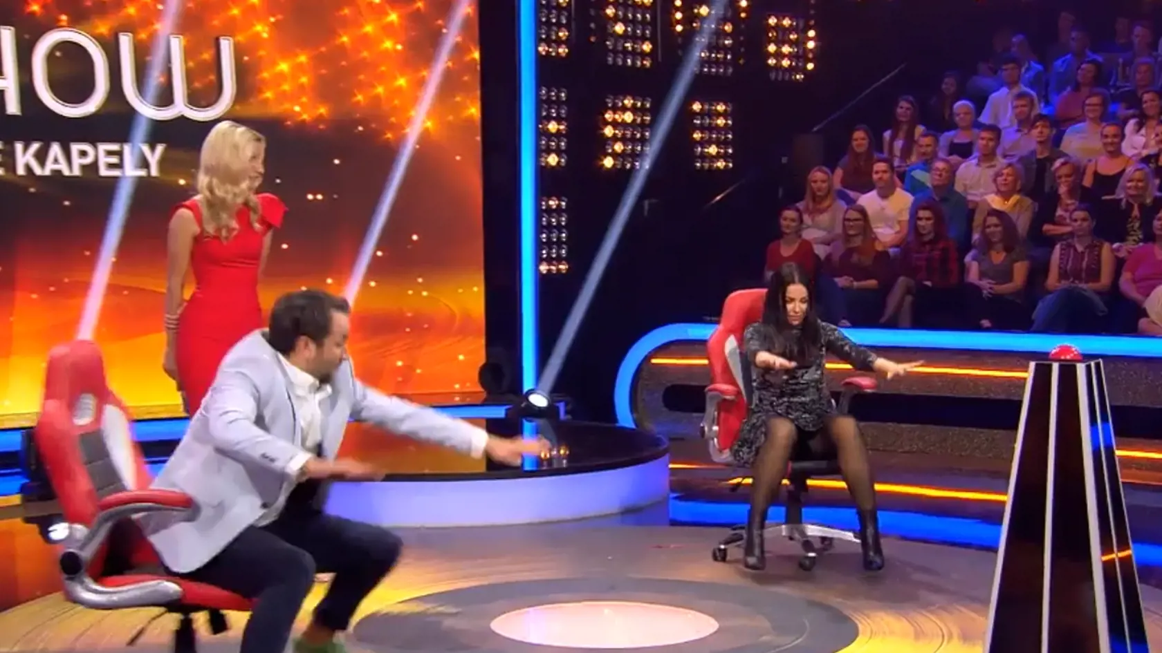 Knechtová sa v Chart Show správala ako odtrhnutá z reťaze, rozťahovala nohy a všetkým ukazovala nohavičky. 