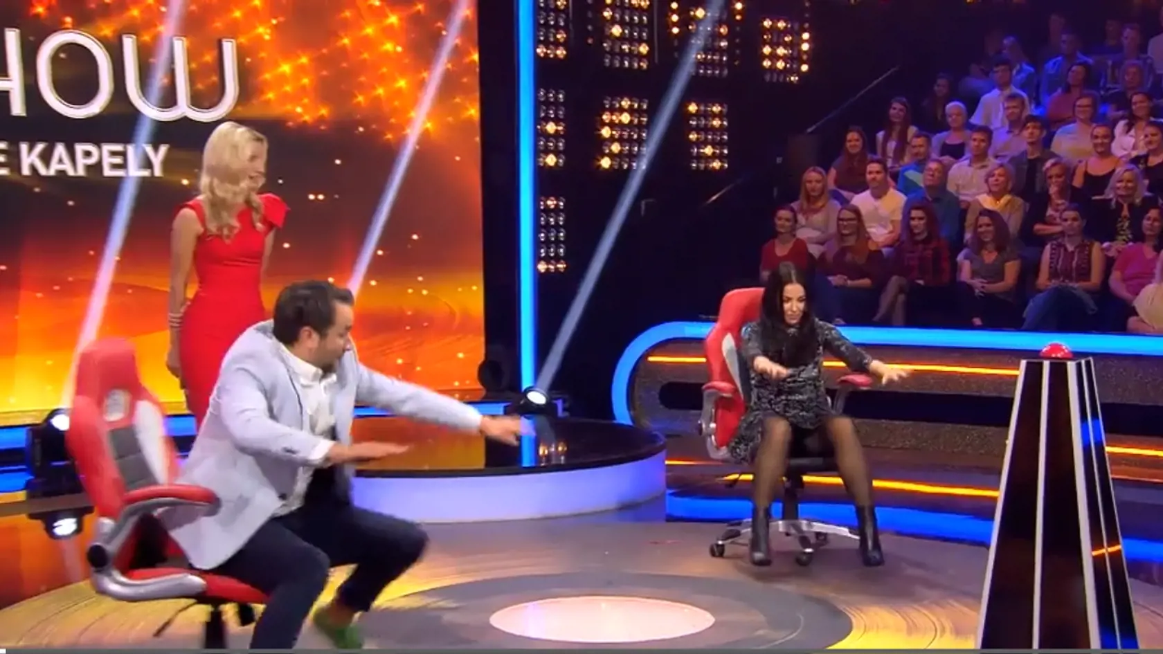 Knechtová sa v Chart Show správala ako odtrhnutá z reťaze, rozťahovala nohy a všetkým ukazovala nohavičky. 
