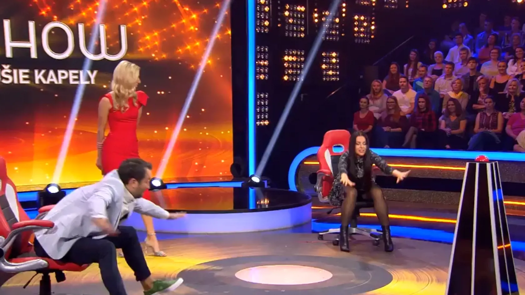 Knechtová sa v Chart Show správala ako odtrhnutá z reťaze, rozťahovala nohy a všetkým ukazovala nohavičky. 
