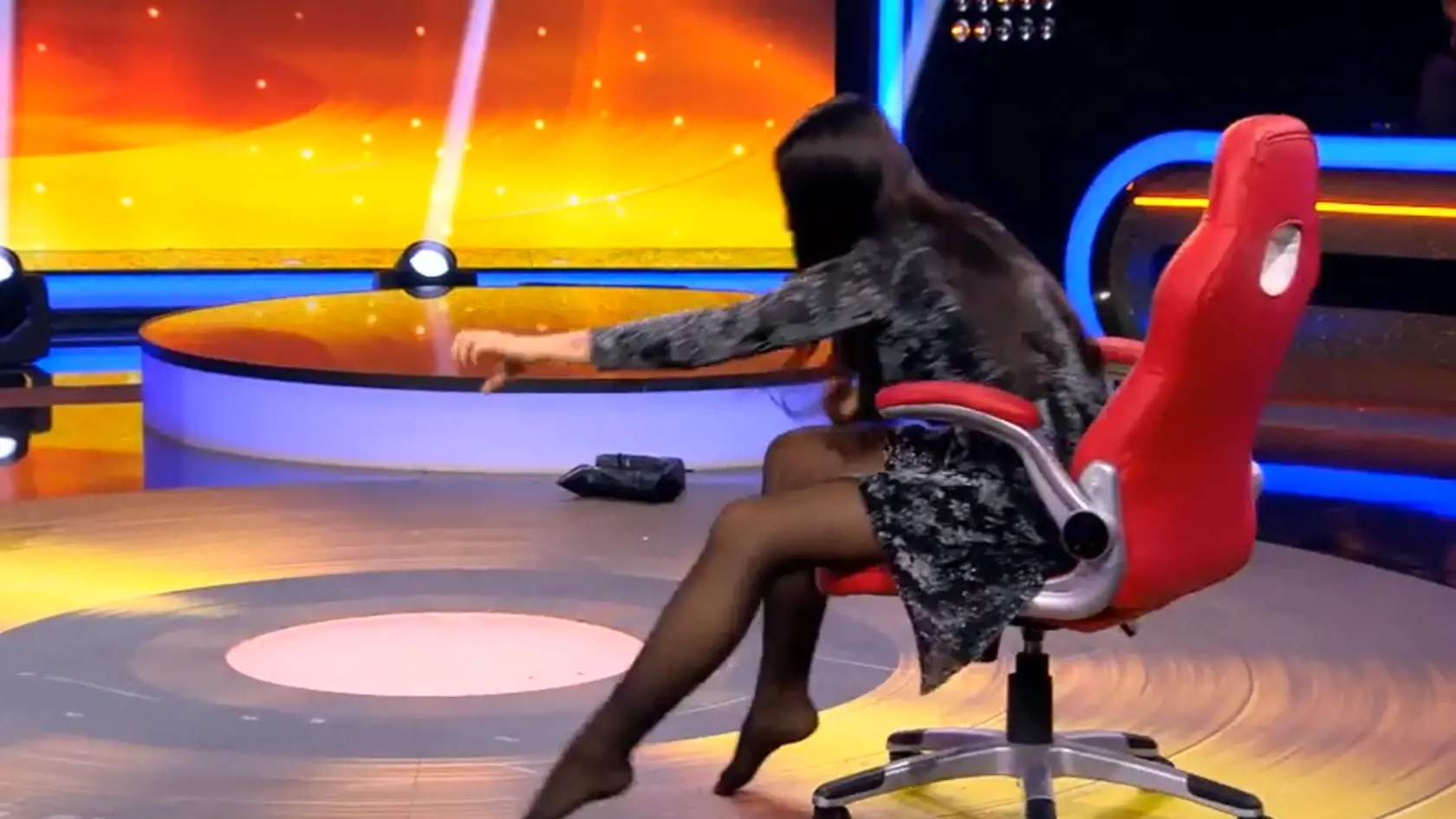 Knechtová sa v Chart Show správala ako odtrhnutá z reťaze, rozťahovala nohy a všetkým ukazovala nohavičky. 