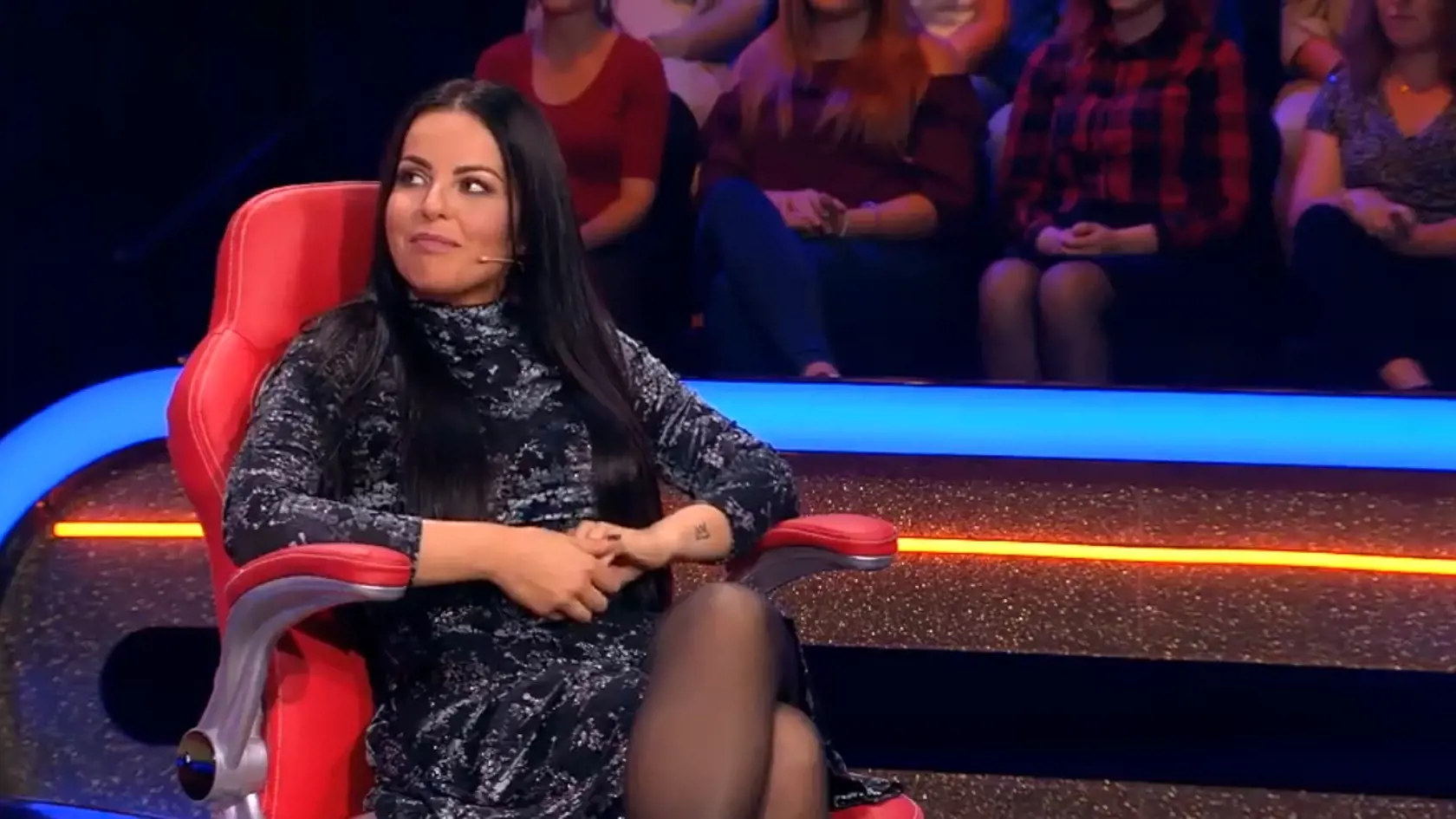 Knechtová sa v Chart Show správala ako odtrhnutá z reťaze, rozťahovala nohy a všetkým ukazovala nohavičky. 