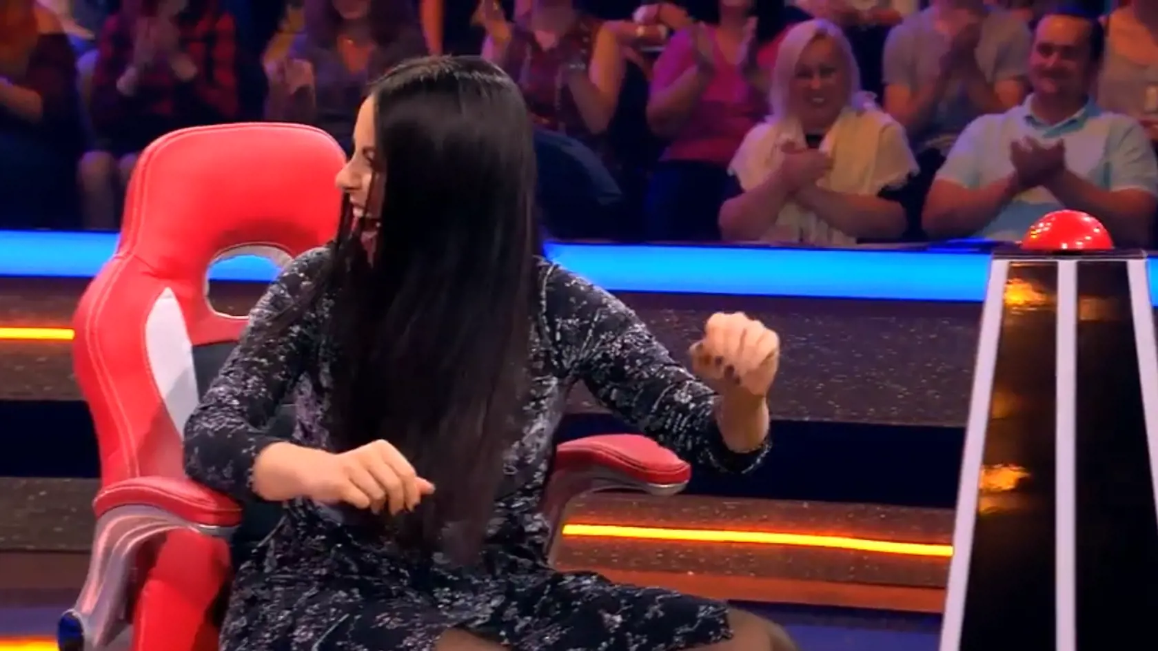 Knechtová sa v Chart Show správala ako odtrhnutá z reťaze, rozťahovala nohy a všetkým ukazovala nohavičky. 