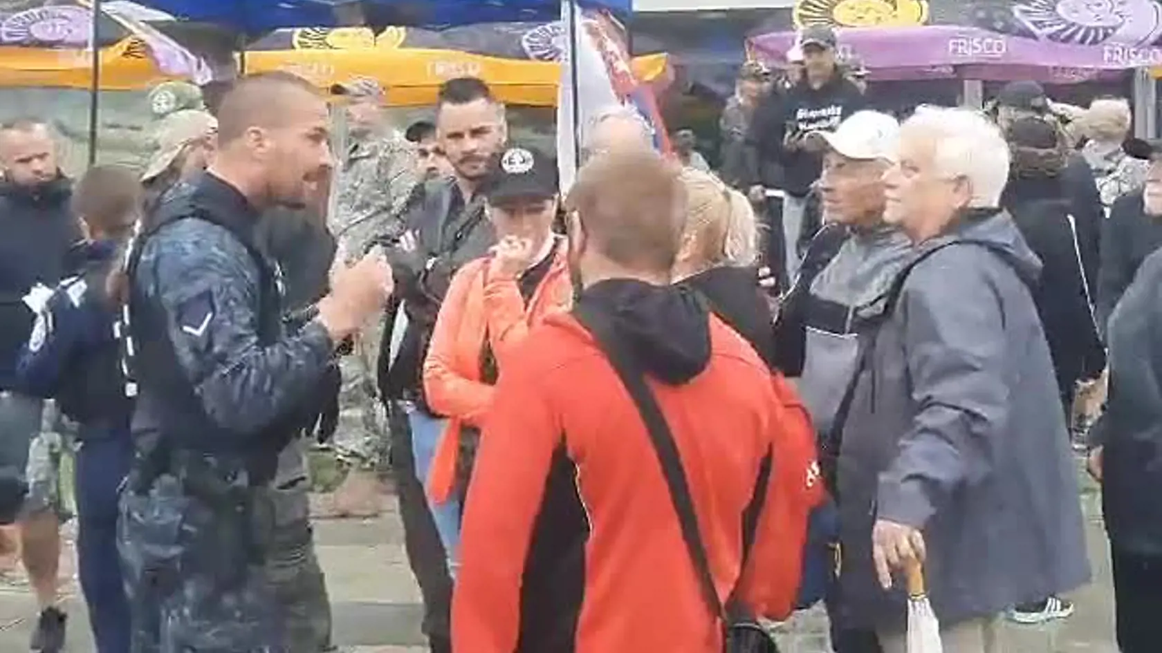 Michal Vašečka: - Pri žiadnom proteste nie je vhodné zakročiť tvrdo, ak protestujúci neničia majetok, nie sú agresívni a zámerne neblokujú dopravu. Práve organizátori čakajú na zákrok, aby mohli poukazovať na domnelú brutalitu tých, čo sú pri moci. Pre políciu je to vždy náročné na posúdenie, no pri agresívnom dave iná možnosť nebýva.