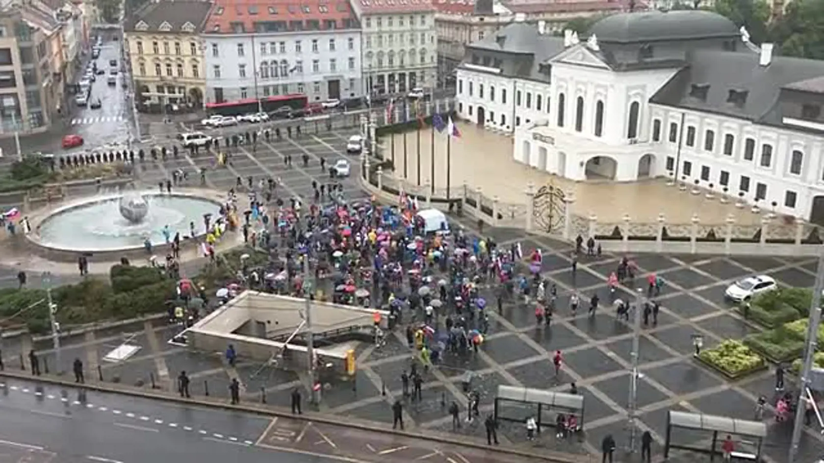 Protest pred prezidentským palácom (5. august)