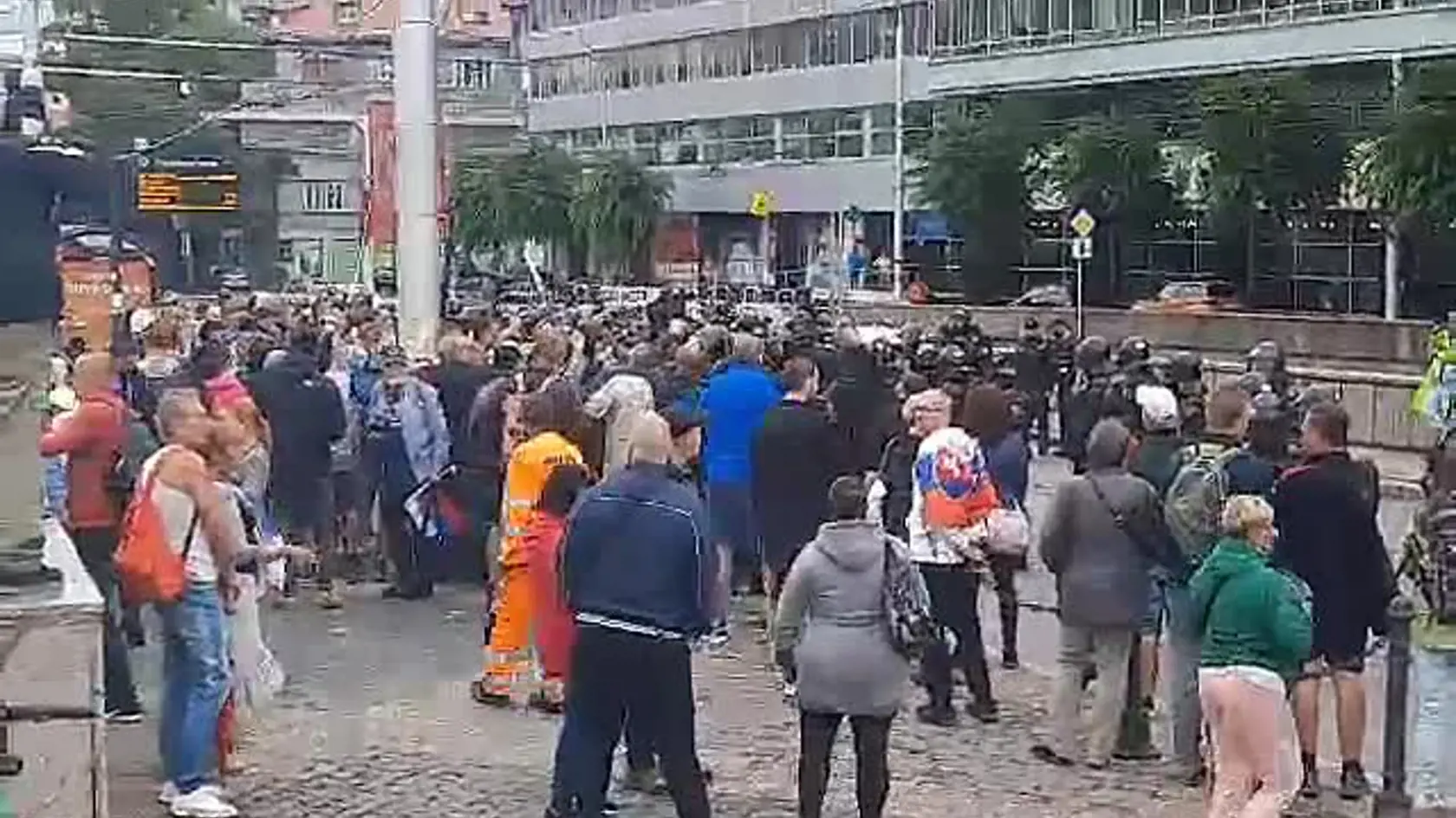 Protest pred prezidentským palácom (5. august)