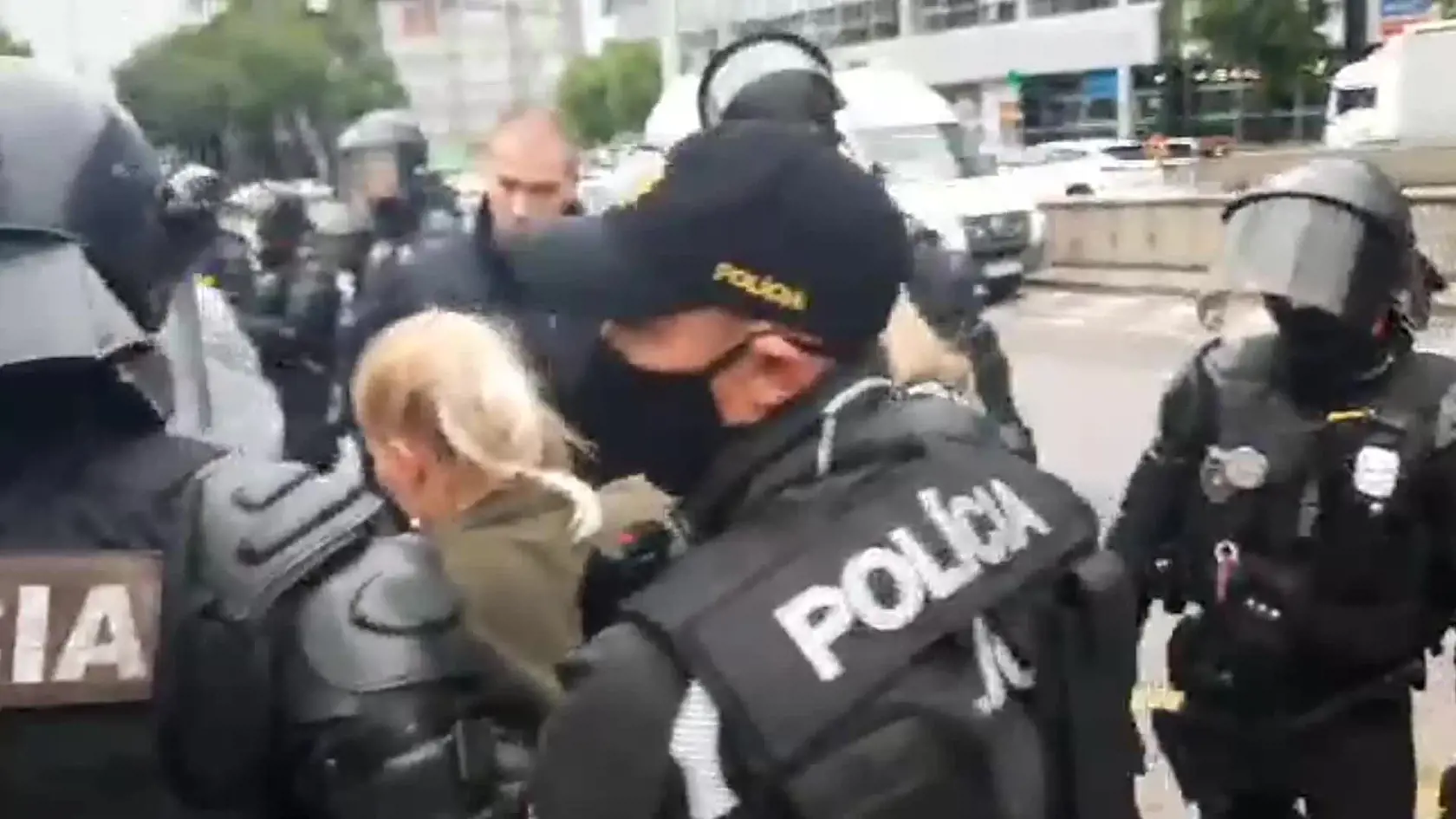 Protest pred prezidentským palácom (5. august)