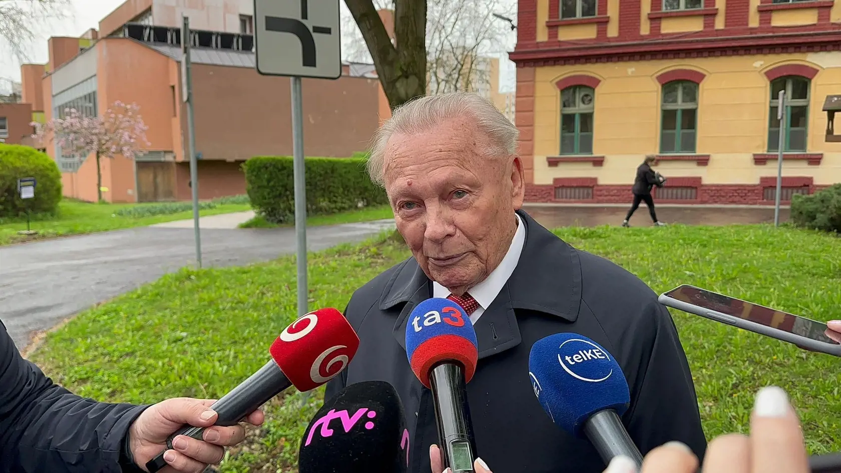 Bývalý prezident SR Rudolf Schuster bol odvoliť o 9:00 v priestoroch Univerzity veterinárneho lekárstva a farmácie v Košiciach.