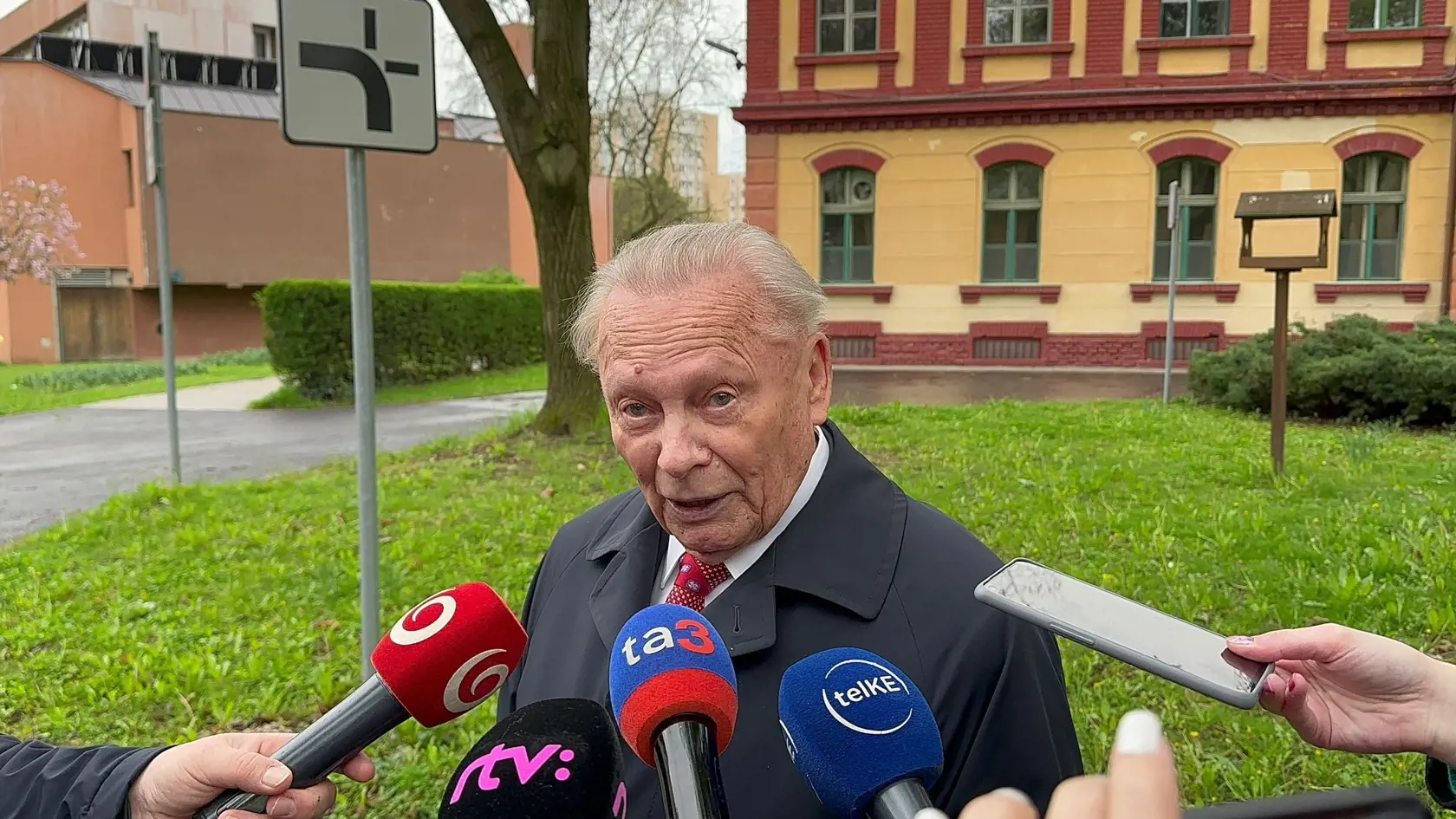 Bývalý prezident SR Rudolf Schuster bol odvoliť o 9:00 v priestoroch Univerzity veterinárneho lekárstva a farmácie v Košiciach.