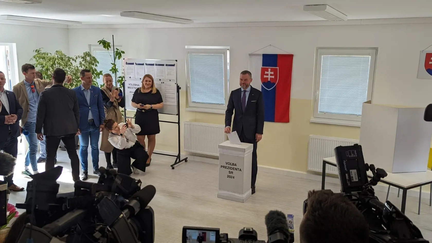 Odvoliť prišiel spolu so svojou sestrou Evou aj druhý kandidát Peter Pellegrini.