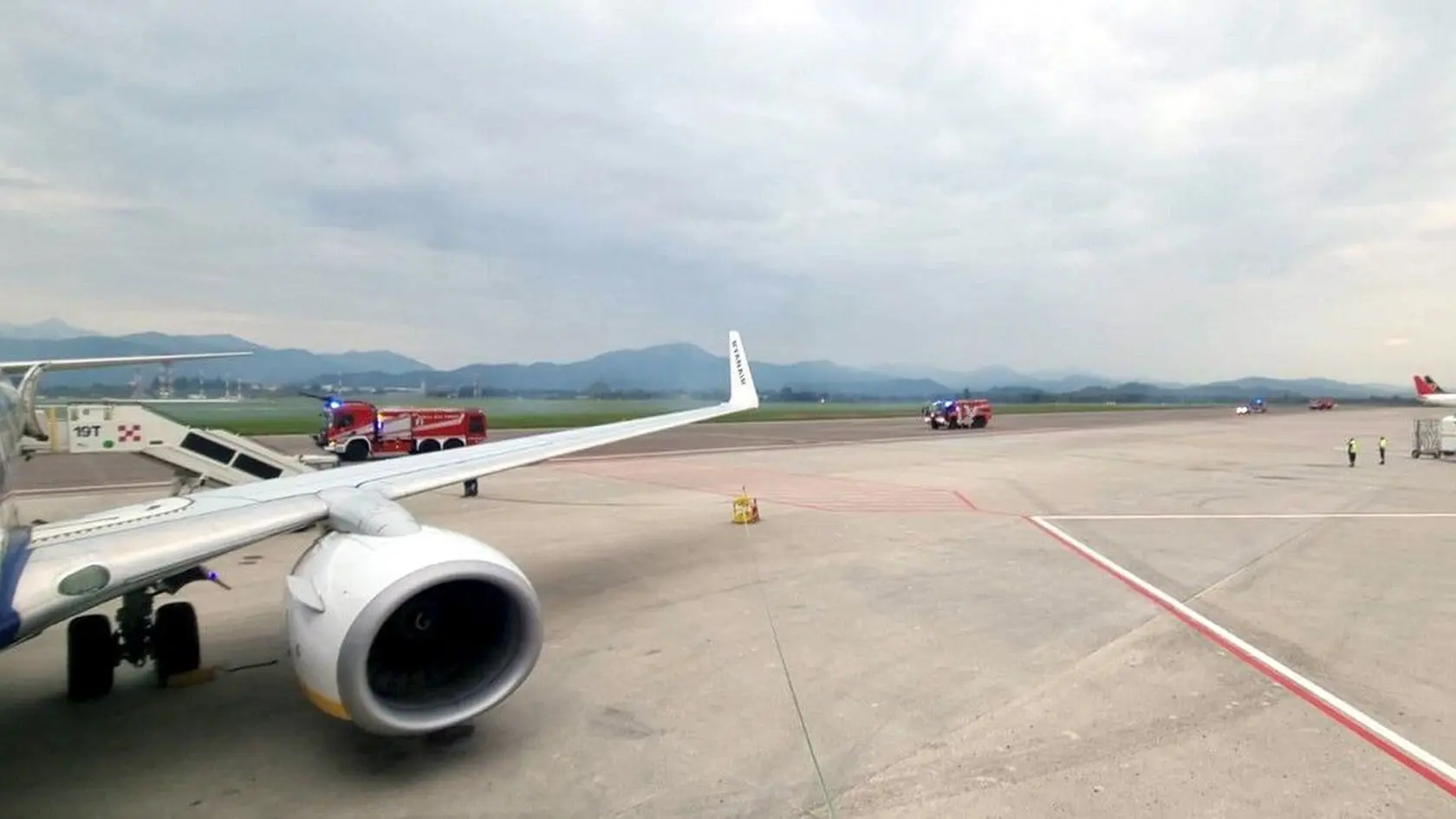 Muž, ktorý nebol „ani pasažierom, ani zamestnancom letiska“, podľa hovorcu spoločnosti SACBO, ktorá letisko spravuje, vbehol na štartovaciu dráhu, kde sa ho márne snažila dostihnúť letisková bezpečnostná služba.