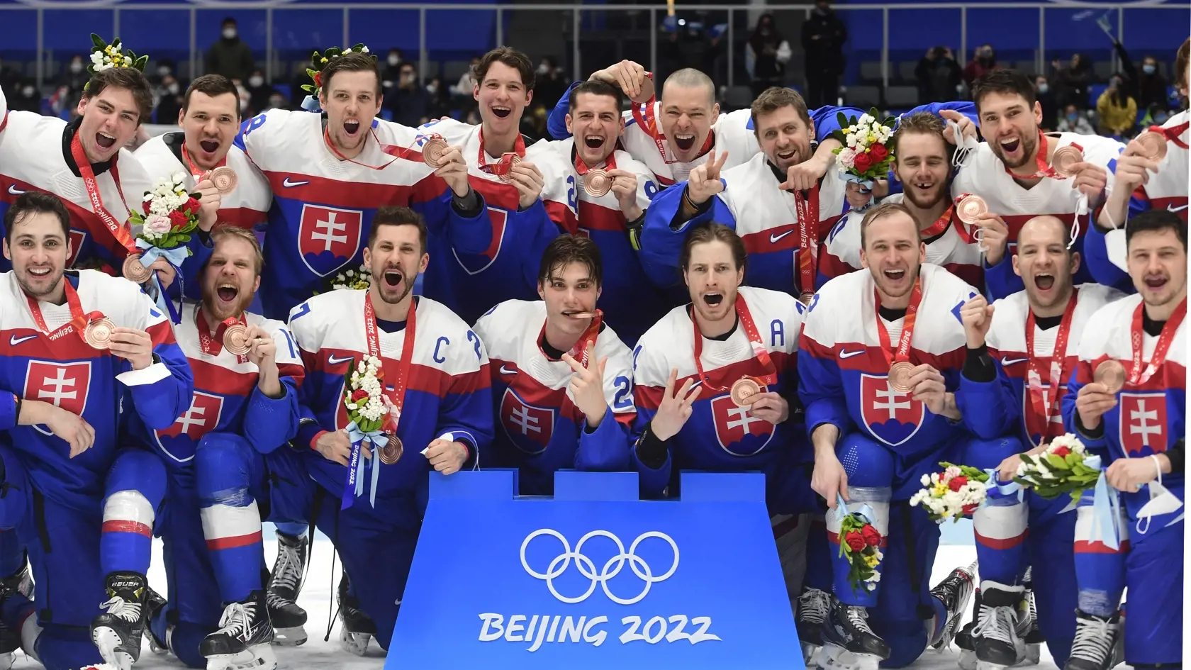 Na snímke slovenskí hráči pózujú s bronzovými medailami po zápase olympijského turnaja v hokeji mužov o bronz Slovensko - Švédsko na ZOH 2022 v Pekingu v sobotu 19. februára 2022. Na símke horný rad zľava Šimon Nemec, Miloš Kelemen, Martin Gernát, Samuel Kňažko, Adrián Holešinský, Marek Ďaloga, Branislav Konrád, Miloš Roman, a Samuel Takáč. Dolný rad zľava Tomáš Jurčo, Michal Krištof, Marek Hrivík, Juraj Sláfkovský, Peter Cehlárik, Martin Marinčin, Mislav Rosandič a Libor Hudáček. FOTO TASR - Ma