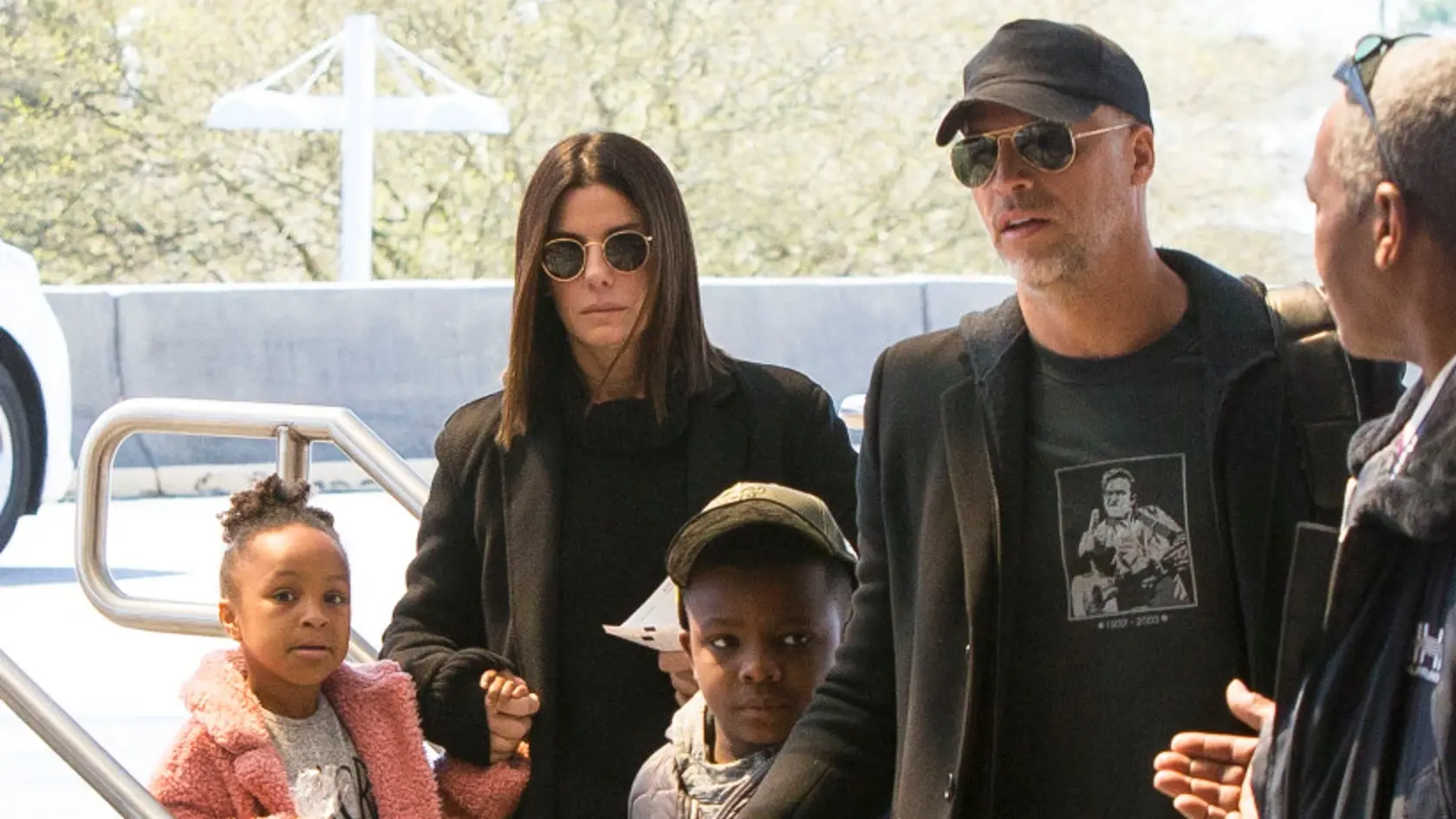 Sandra Bullock je známa aj svojou silnou osobnosťou, vďaka ktorej prekonala už mnohé osobné úskalia. Po rozvode s neverníkom Jessem Jamesom si adoptovala černošského chlapčeka Louisa a päť rokov nato dievčatko Lailu. „Môžem s istotou povedať, že ku mne prišli ideálne deti v ideálny čas. Moja rodina je zmiešaná, rozmanitá, pravá, láskavá a chápavá,“ vyznala sa herečka, ktorá je dnes šťastná s renomovaným fotografom Bryanom Randallom.