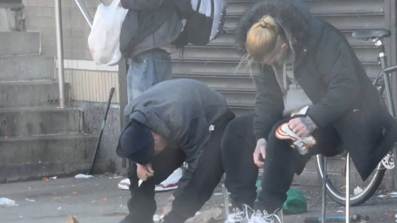 Predstavitelia Los Angeles sa snažia zastaviť šírenie mäsožravej drogy Xylazín, ktorá ovládla mesto.„Zombie droga“, veterinárne sedatívum schválené v USA pre kravy a kone zaplavuje nelegálny trh s drogami v USA a ničí ľudí na nepoznanie.