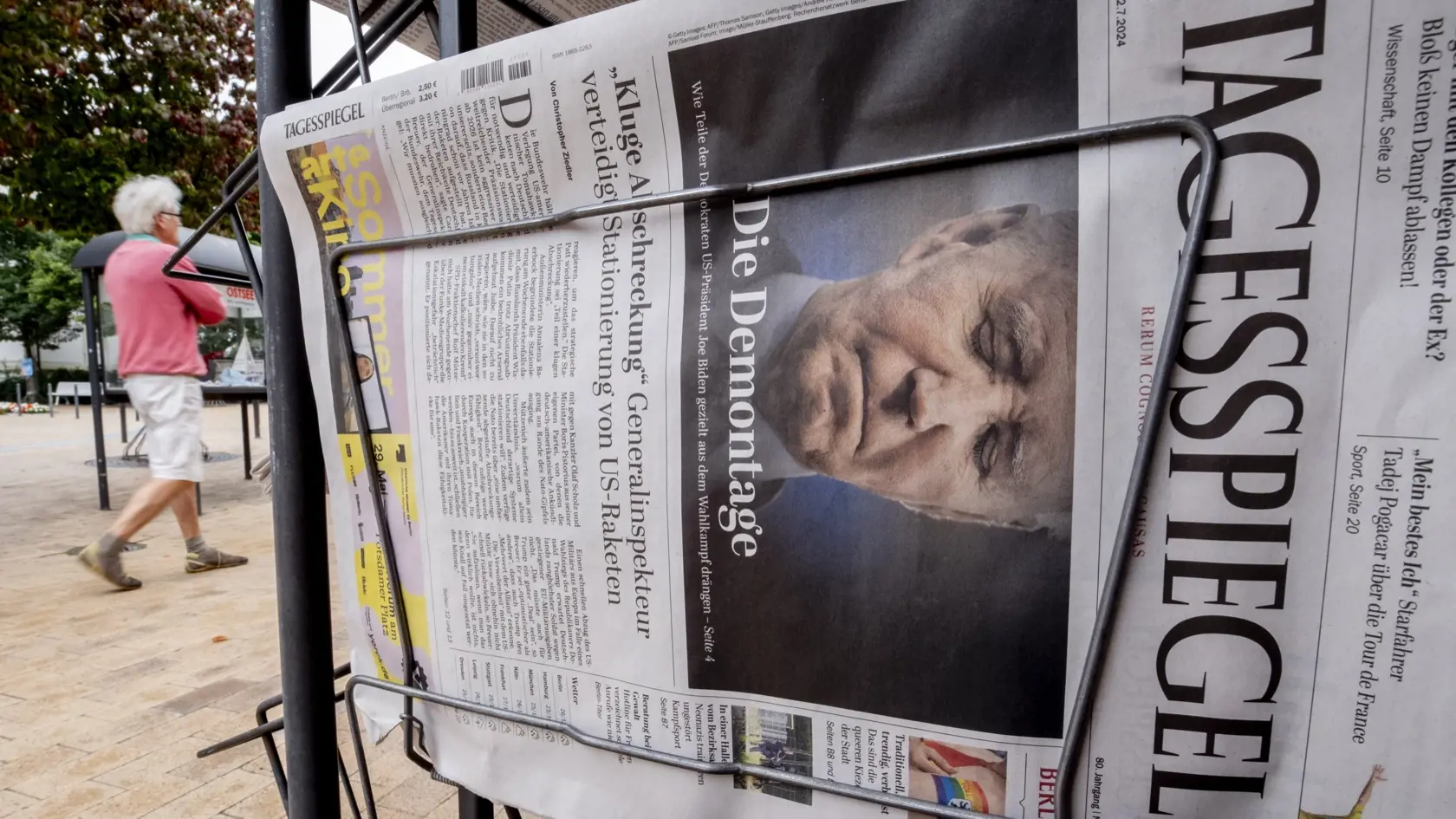 KK40 Timmendorfer Strand - Na snímke titulná strana novín s fotografiou amerického prezidenta Joea Bidena v rekreačnom stredisku Timmendorfer Strand v Nemecku 22. júla 2024. Americký prezident Joe Biden v nedeľu oznámil, že stiahne svoju kandidatúru na post prezidenta USA a nebude sa uchádzať o znovuzvolenie. FOTO TASR/AP
A newspaper shows U.S. President Joe Biden on the cover with letters reading "the dismantling" on a newspaper rack in the holiday resort Timmendorfer Strand, Germany, Monday, J