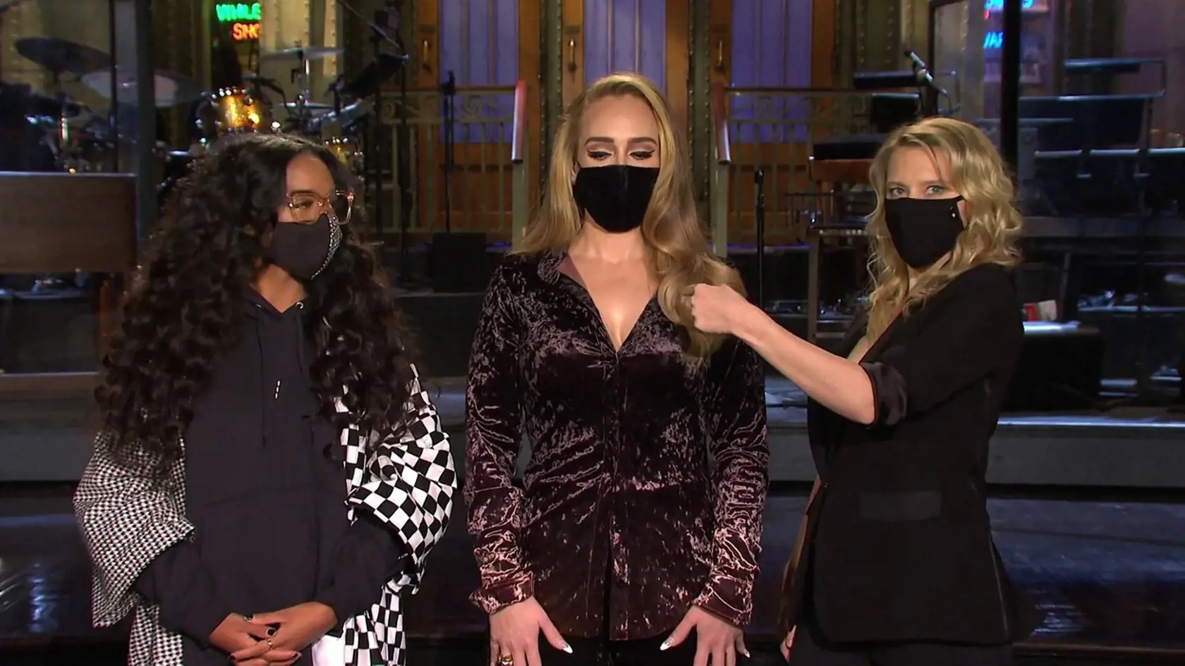 Britská speváčka Adele sa predstavila v prvej upútavke na talk show Saturday Night Live, ktorú pomôže moderovať.