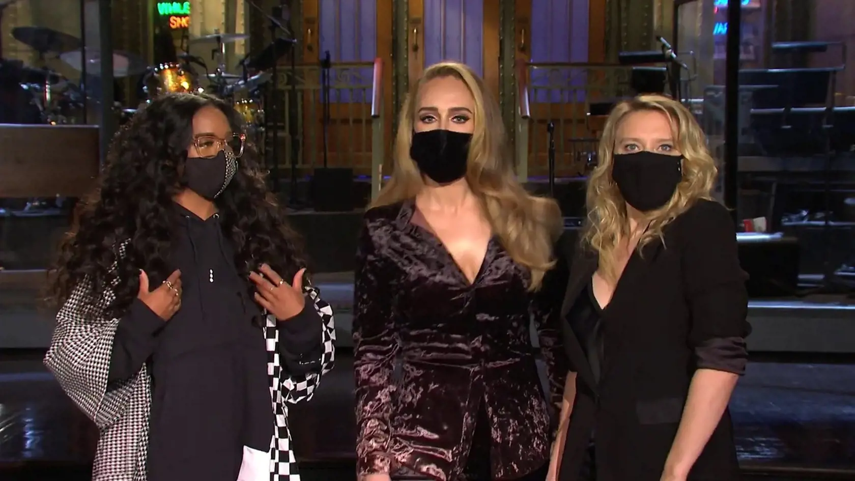 Britská speváčka Adele sa predstavila v prvej upútavke na talk show Saturday Night Live, ktorú pomôže moderovať.