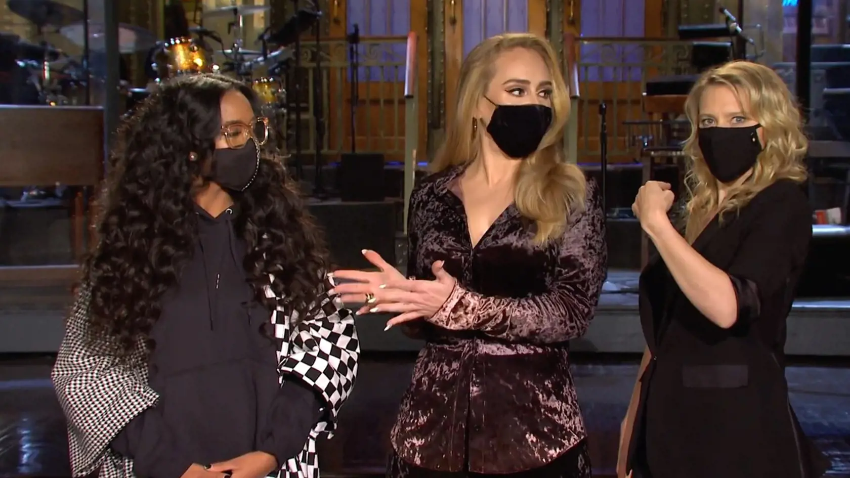 Britská speváčka Adele sa predstavila v prvej upútavke na talk show Saturday Night Live, ktorú pomôže moderovať.
