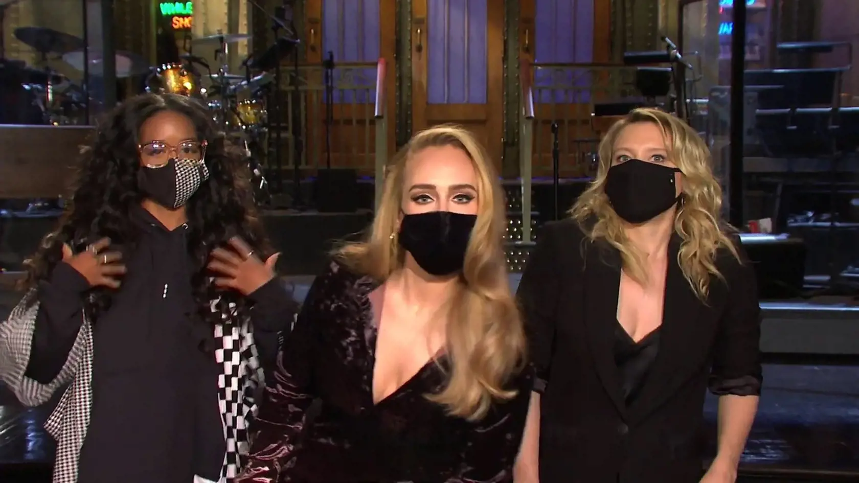 Britská speváčka Adele sa predstavila v prvej upútavke na talk show Saturday Night Live, ktorú pomôže moderovať.